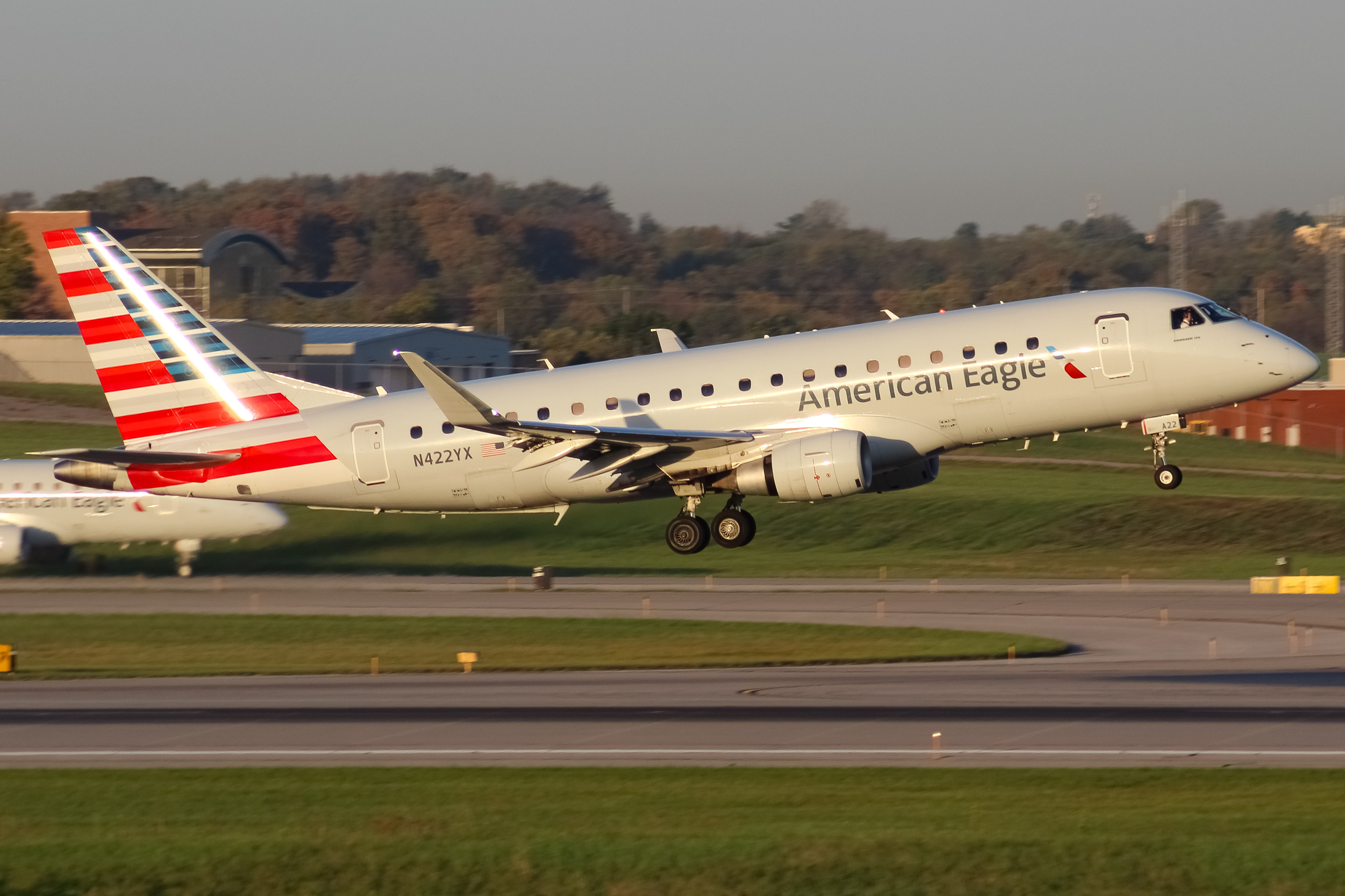 Full size: Republic Airways Embraer E175 N422YX at Cincinnati/Northern Kentucky International Airport