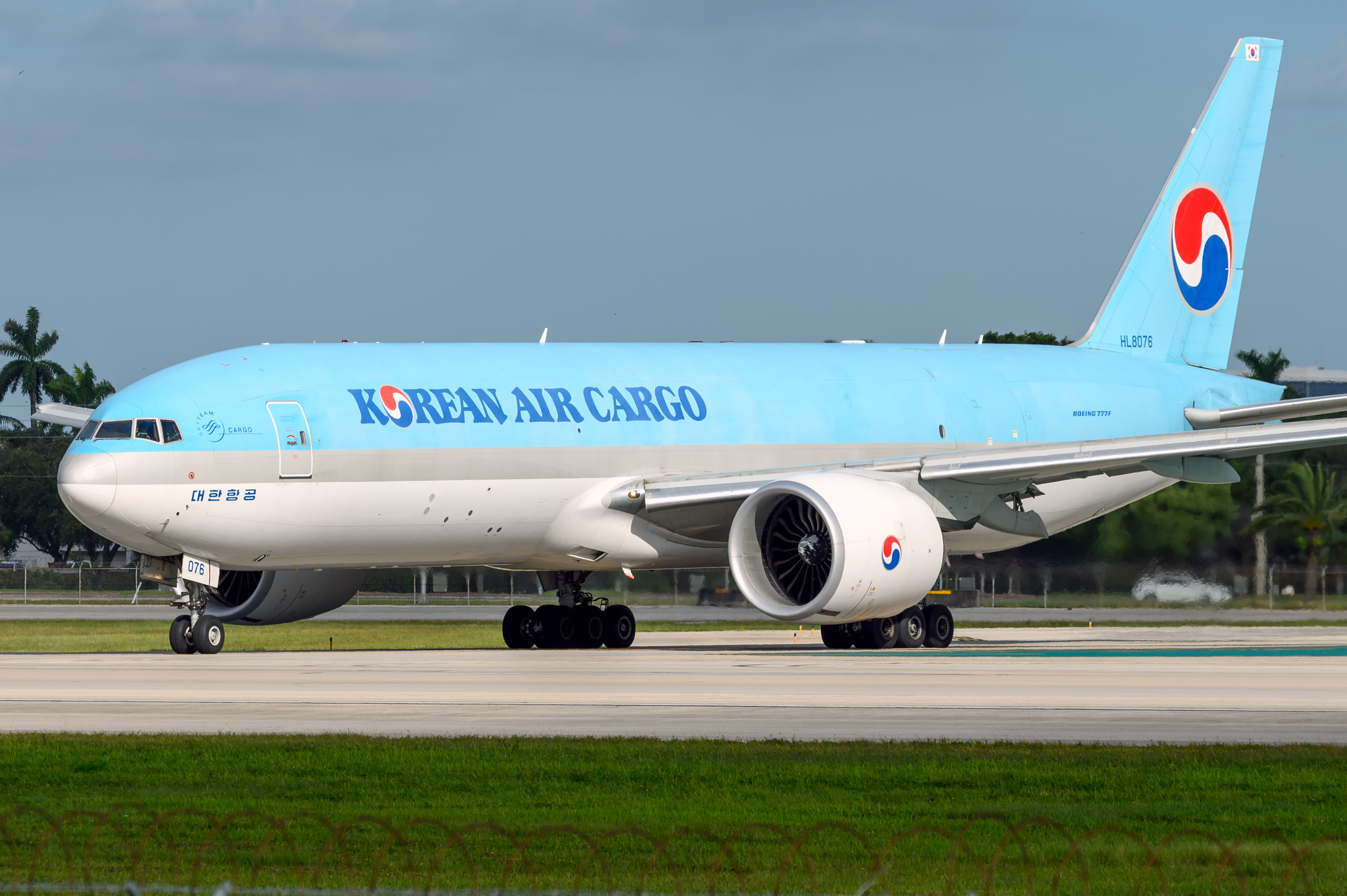 Full size: Korean Air Cargo Boeing 777F HL8076 at Miami International Airport