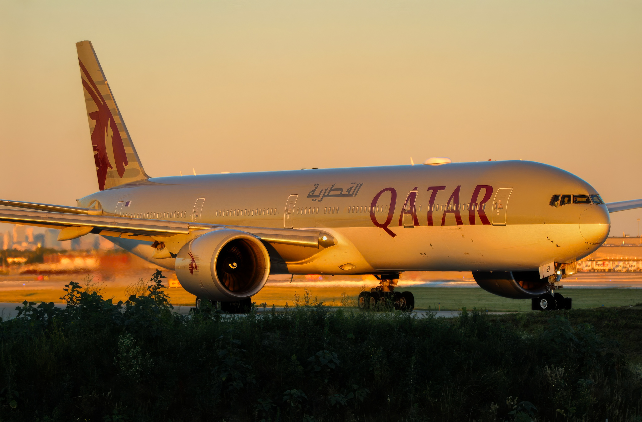 Full size: Qatar Airways Boeing 777-300ER A7-BEI at Chicago O'Hare International Airport