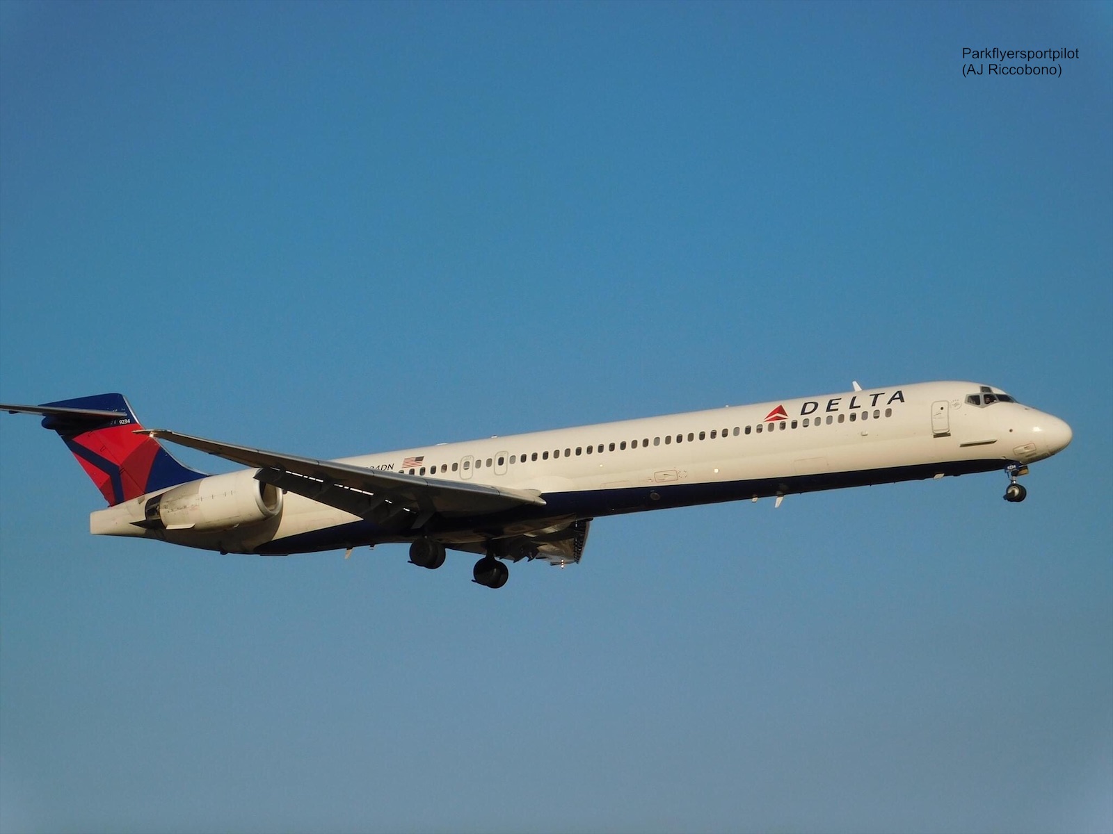 Full size: Delta Airlines McDonnell Douglas MD90  N924DN at General Mitchell International Airport
