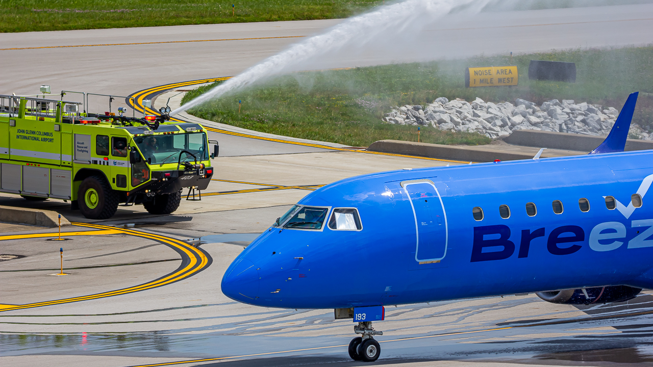 Full size: Breeze Airways Embraer E195 N193BZ at John Glenn Columbus International Airport