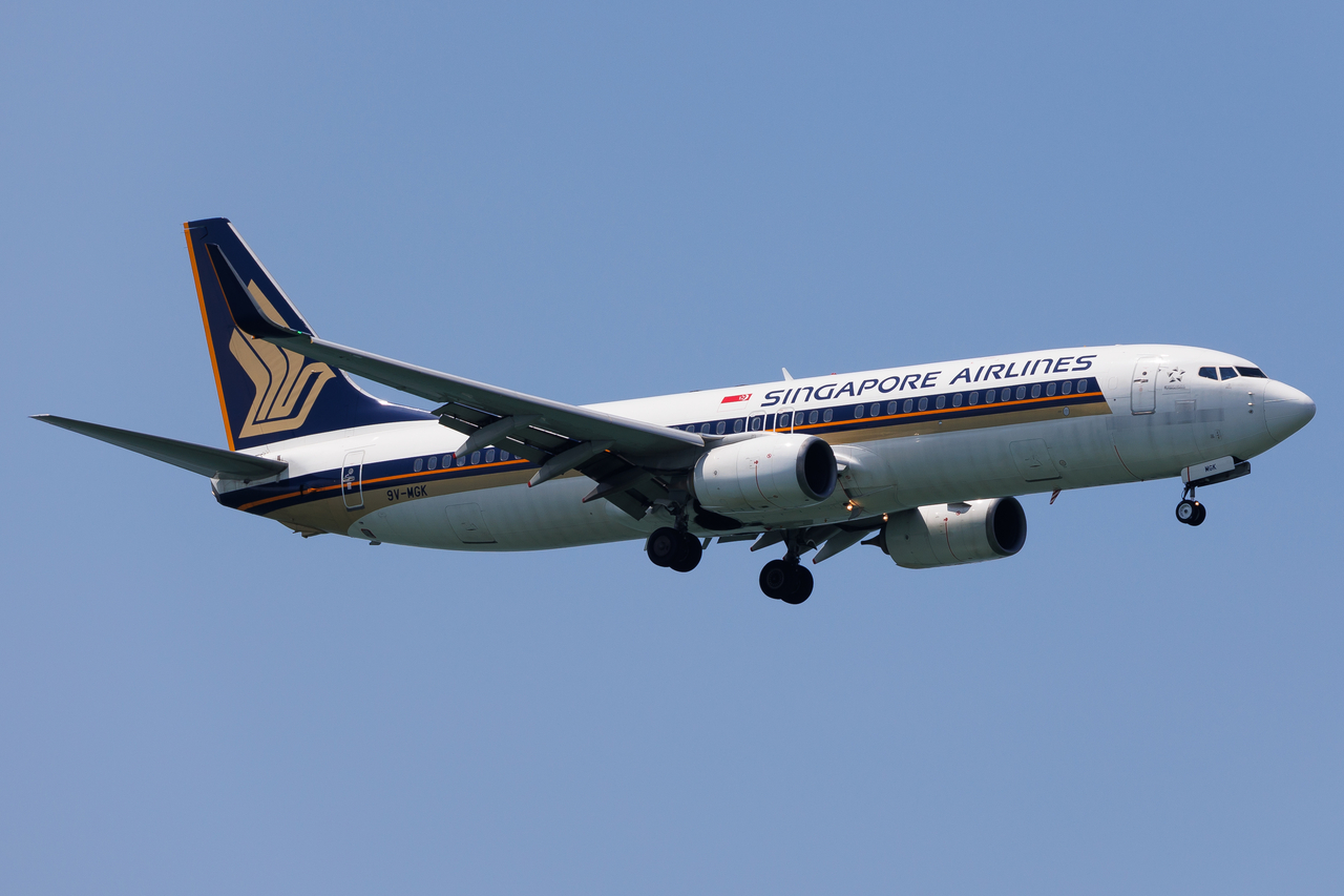 Full size: Singapore Airlines Boeing 737-800 9V-MGK at Singapore-Changi Airport