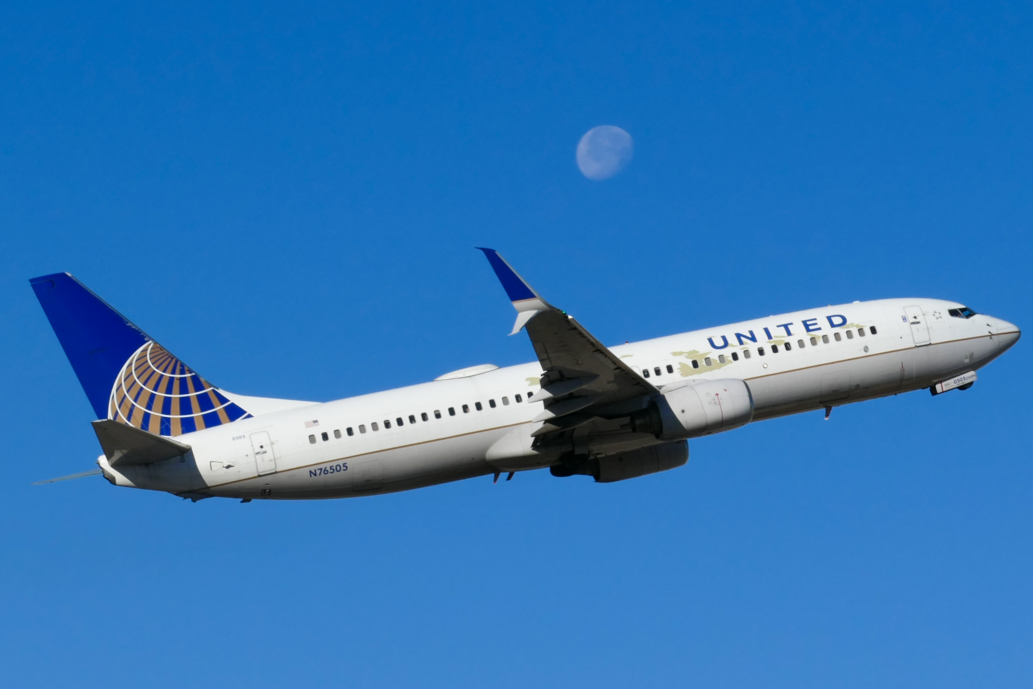 Full size: United Airlines Boeing 737-800 N76505 at Austin-Bergstrom International Airport