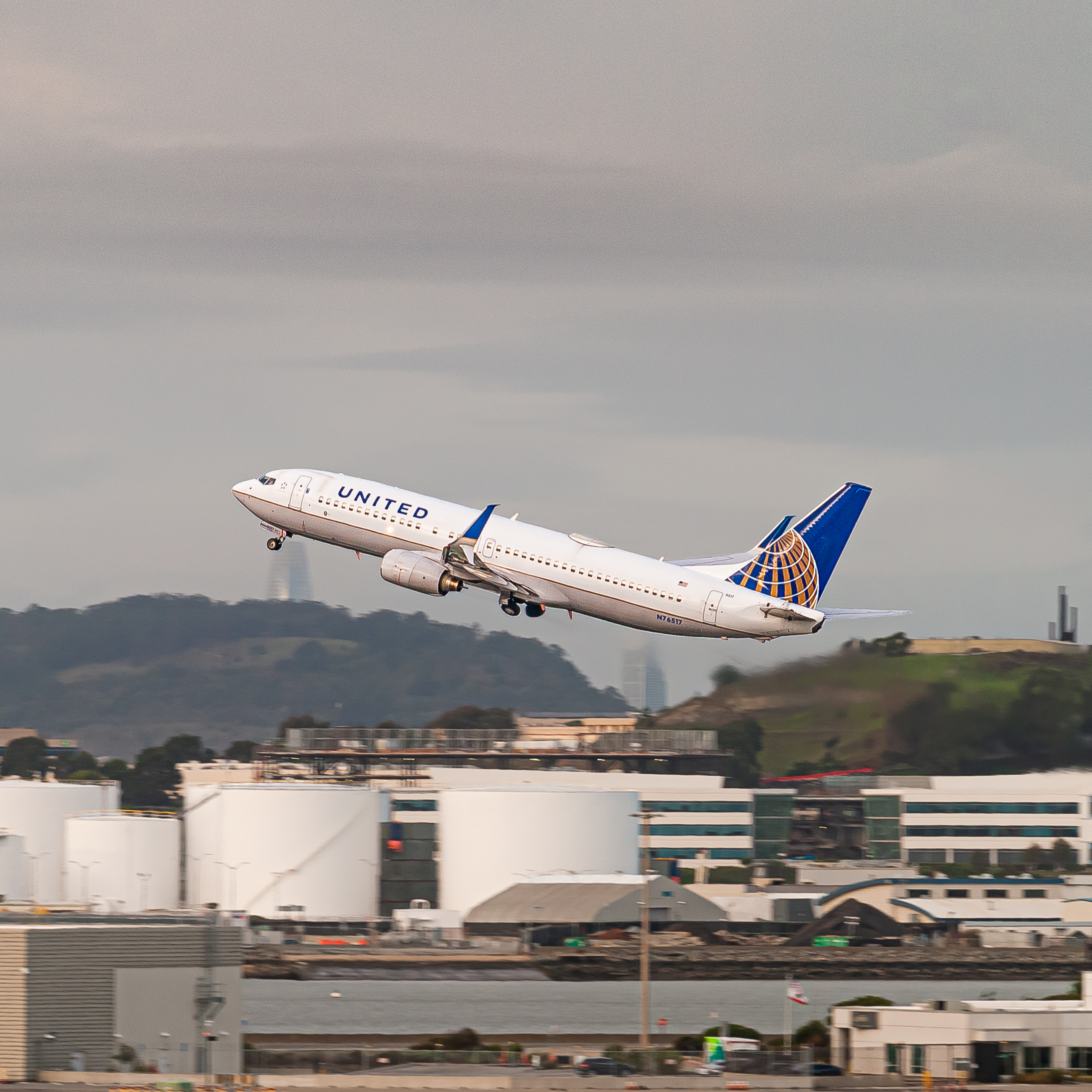 Full size: United Airlines Boeing 737-800 N76517 at San Francisco International Airport