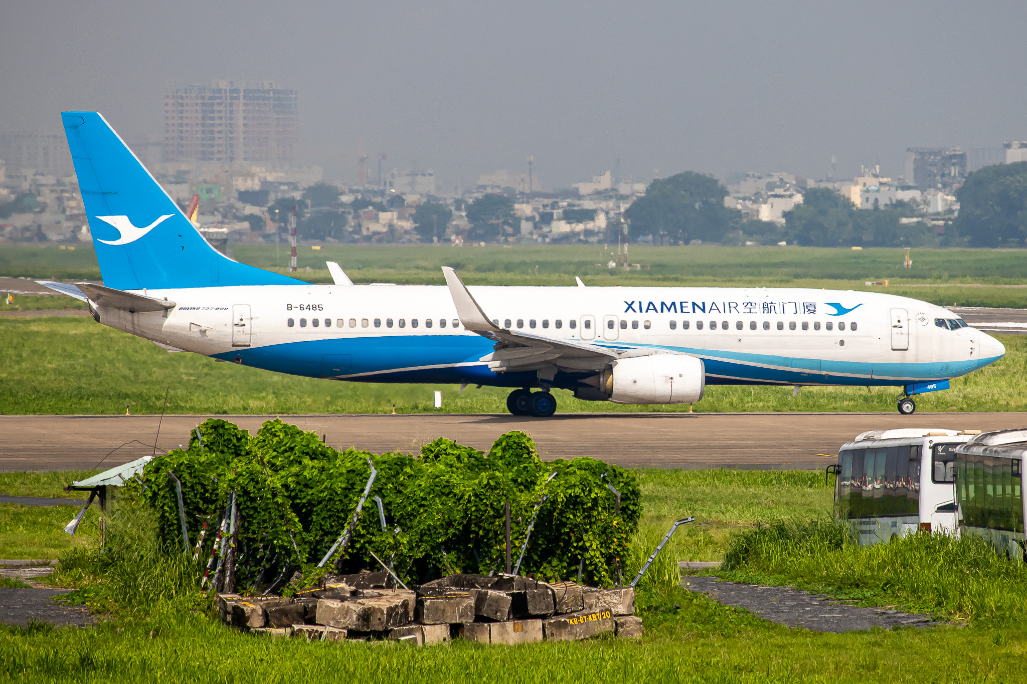 Full size: Xiamen Air Boeing 737-800 B-6485 at Tan Son Nhat International Airport
