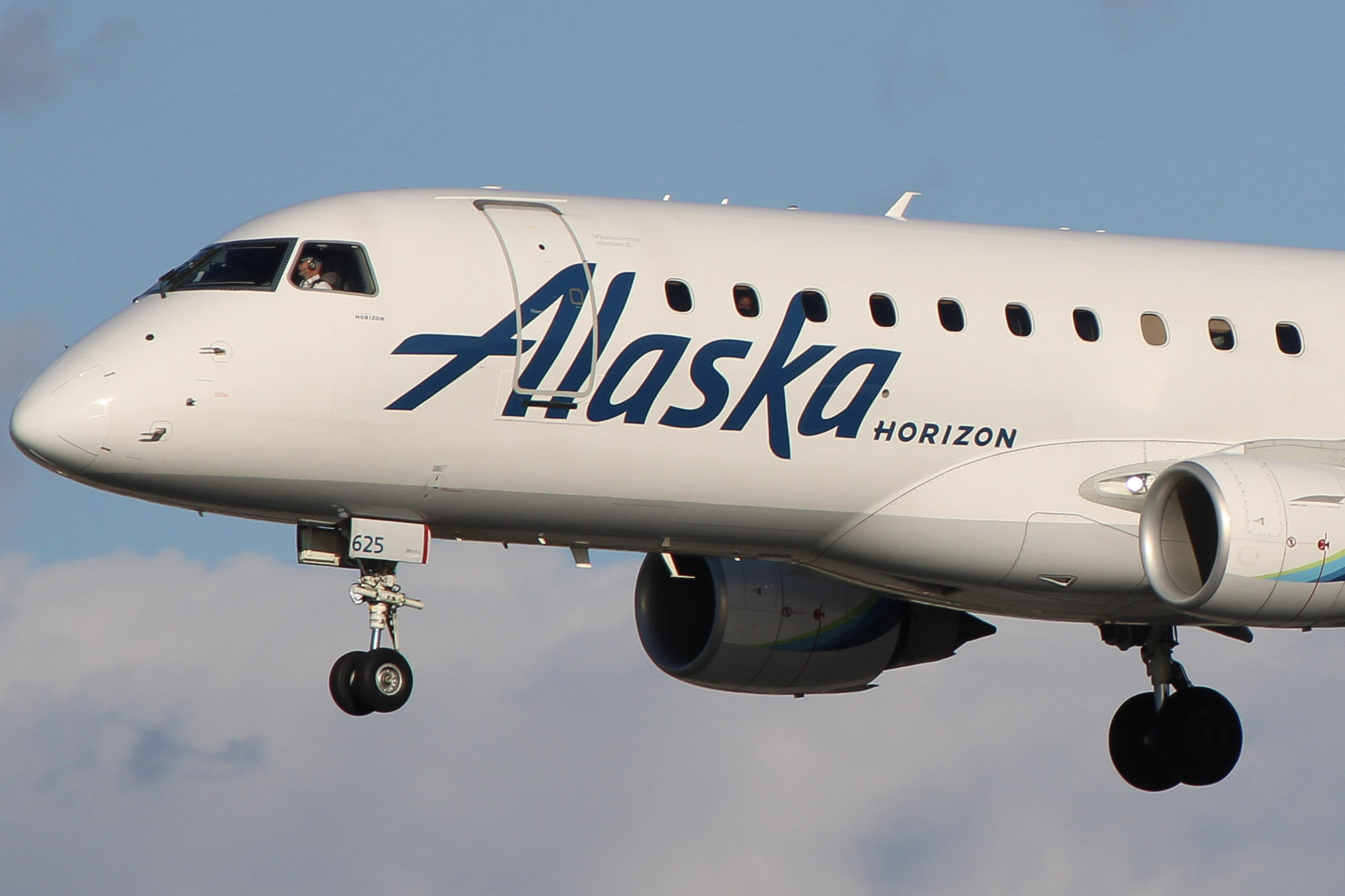 Full size: Alaska Airlines Embraer E175 N625QX at San Diego International Airport
