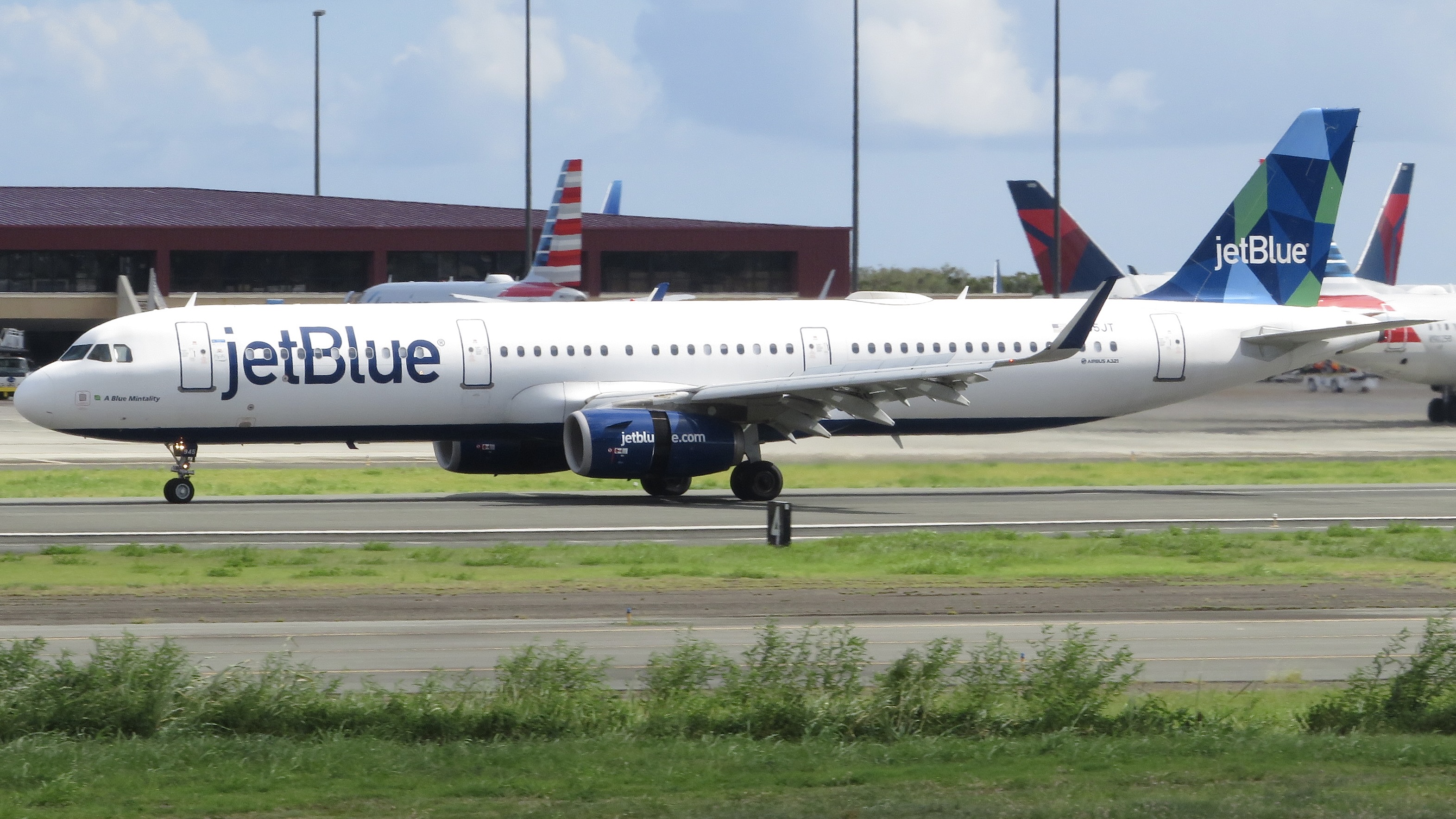 Full size: JetBlue Airways Airbus A321-200 N945JT at St. Thomas Cyril E. King Airport
