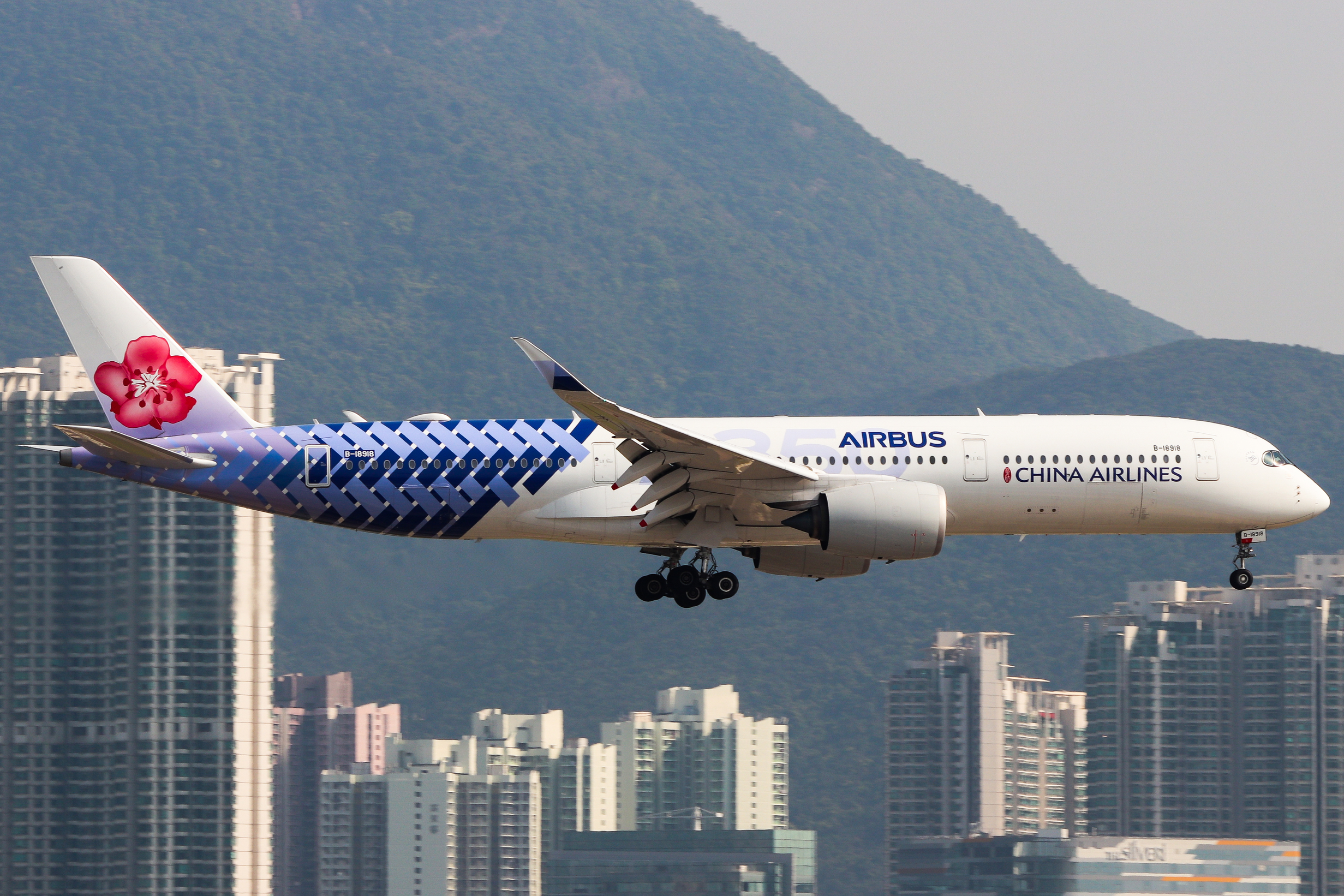 Full size: China Airlines Airbus A350-900 B-18918 at Hong Kong International Airport