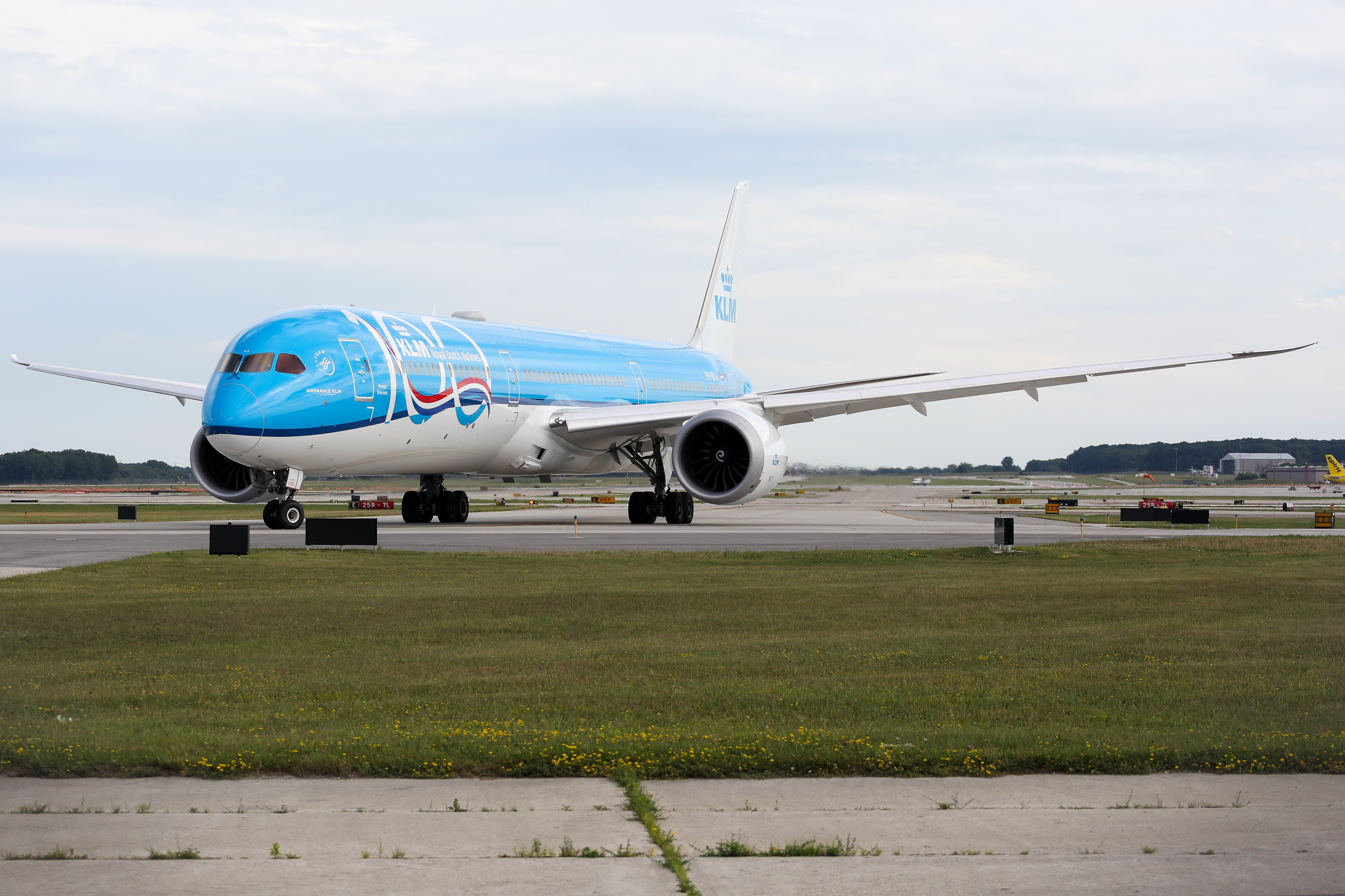 Full size: KLM Boeing 787-10 PH-BKA at General Mitchell International Airport