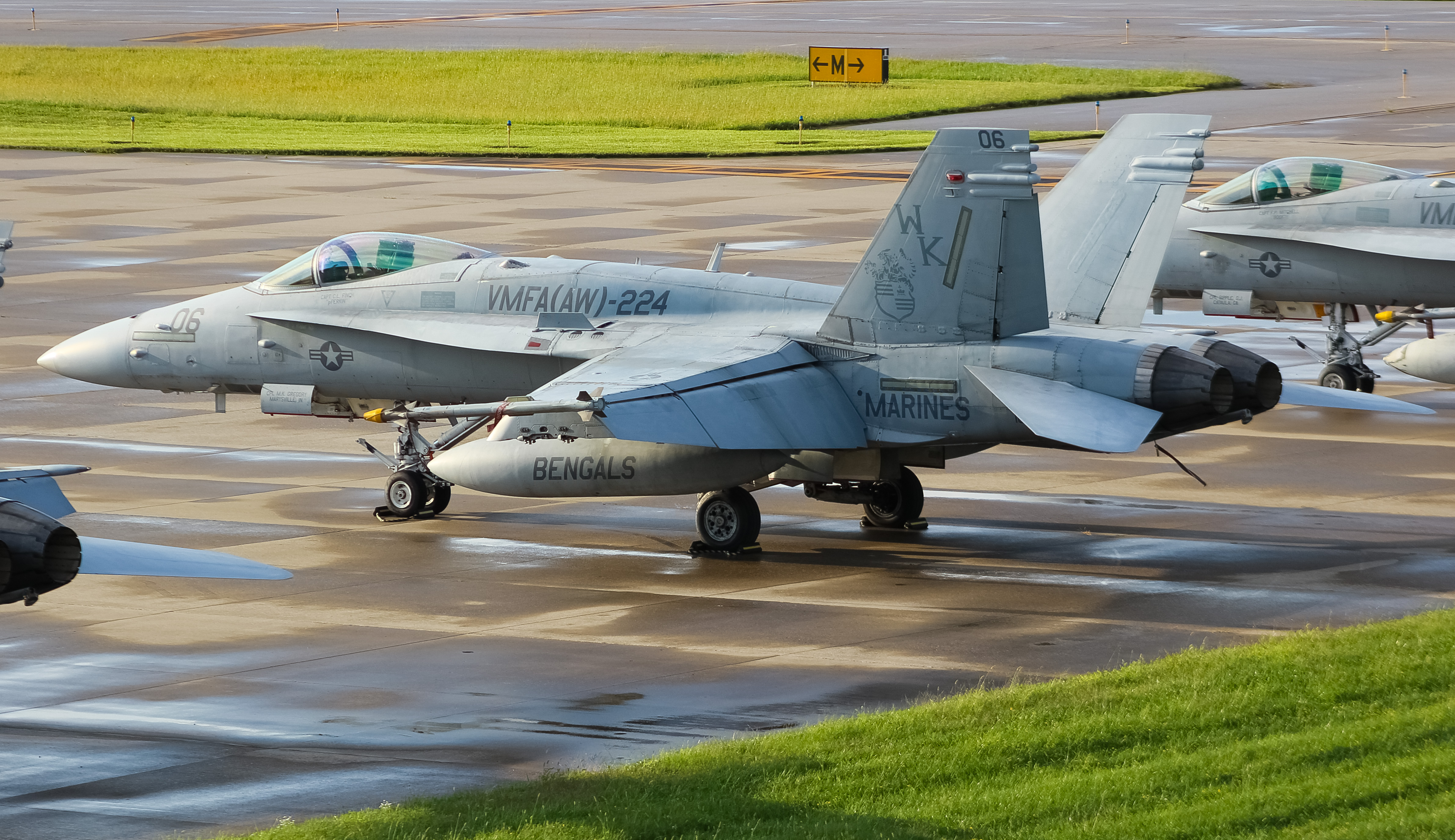 Full size: USMC - United States Marine Corp Boeing F/A-18E/F Super Hornet 164865 at Cincinnati/Northern Kentucky International Airport