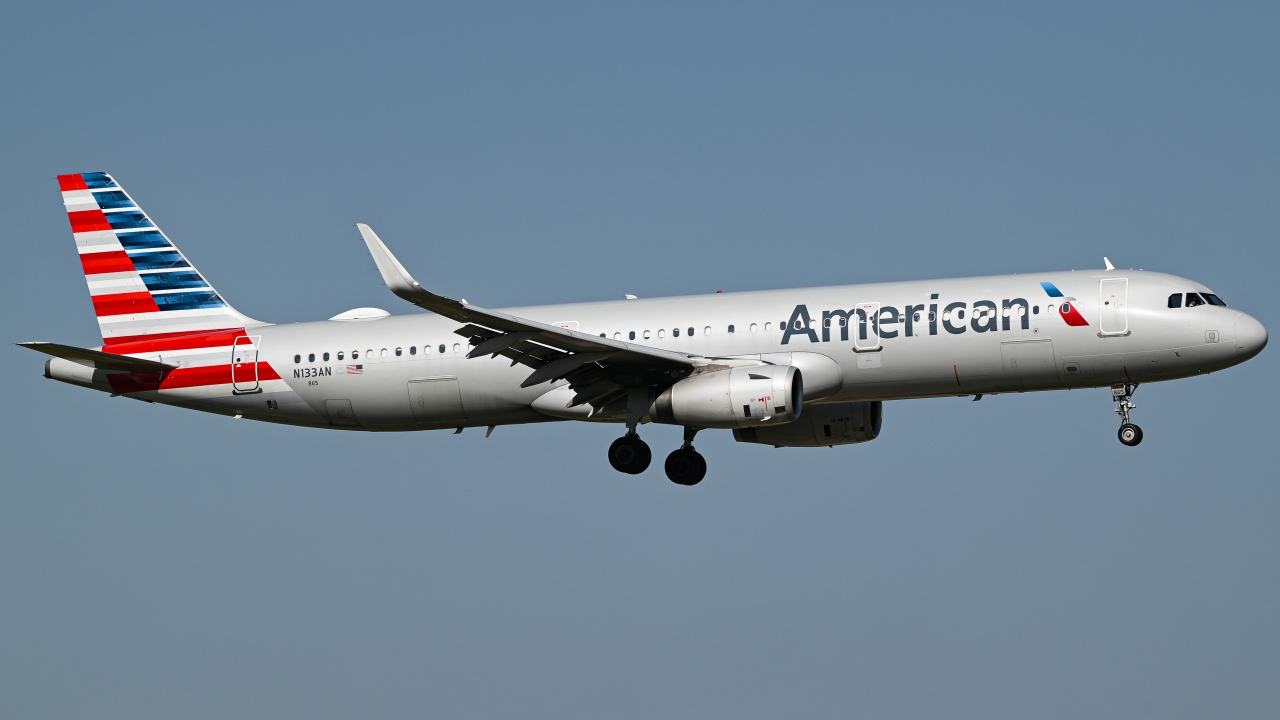Full size: American Airlines Airbus A321-200 N133AN at Dallas-Fort Worth International Airport