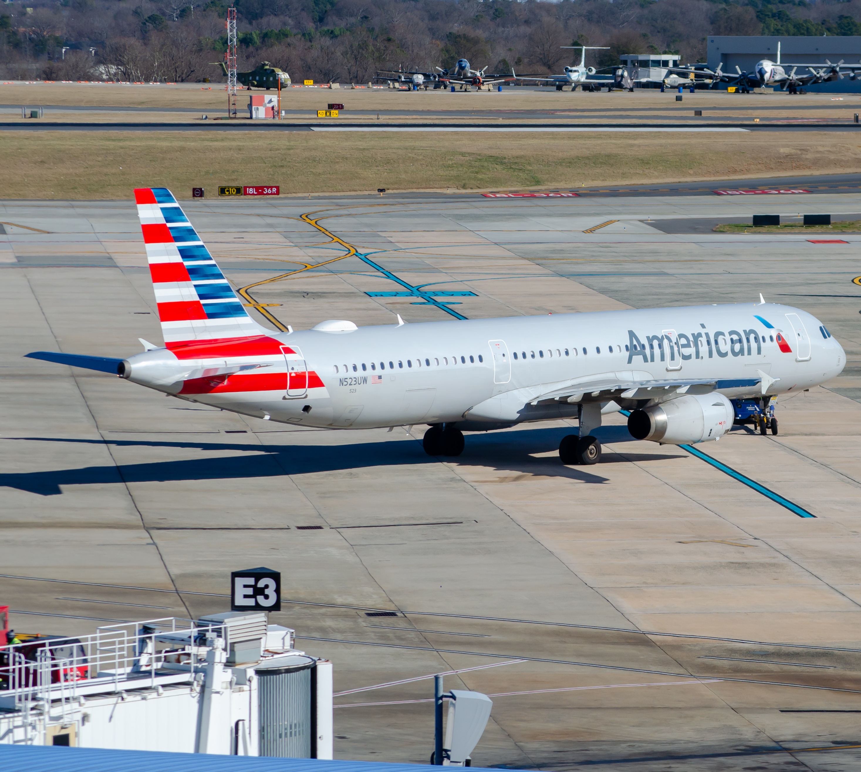 Full size: American Airlines Airbus A321-200 N523UW at Charlotte/Douglas International Airport