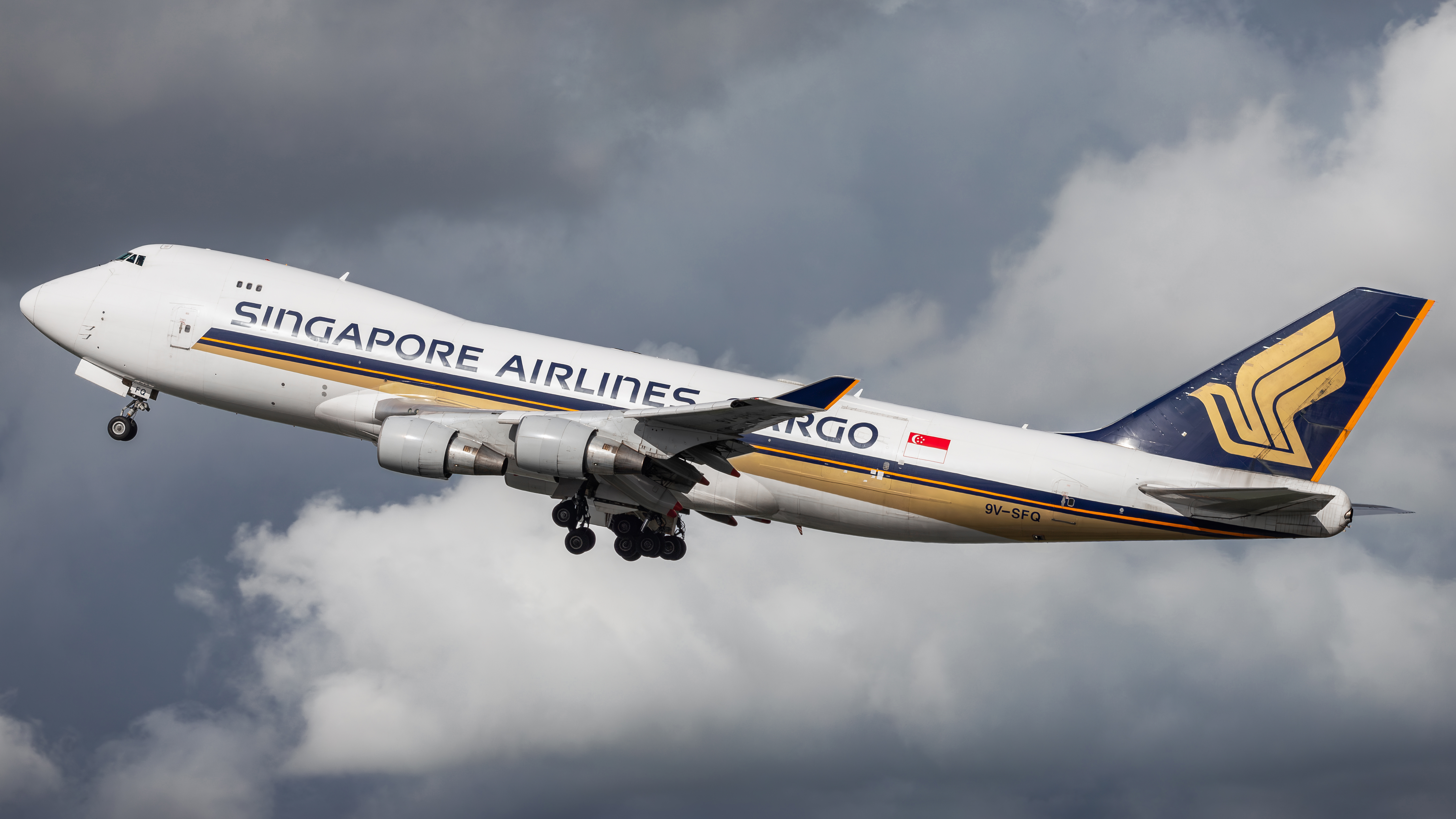 Full size: Singapore Airlines Cargo Boeing 747-400F 9V-SFQ at Auckland International Airport