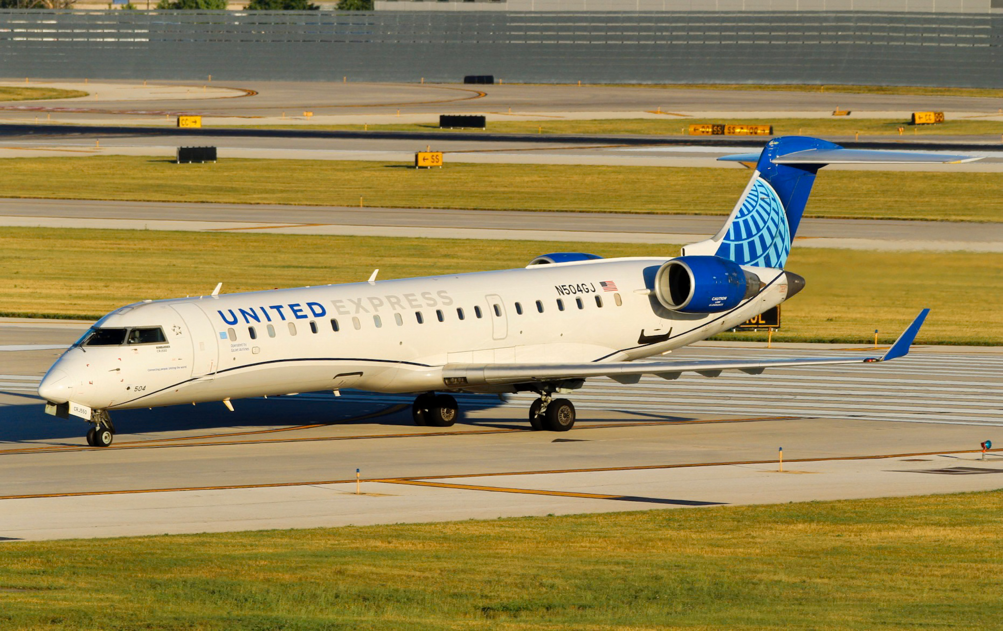 Full size: United Express Mitsubishi CRJ-550 N504GJ at Chicago O'Hare International Airport