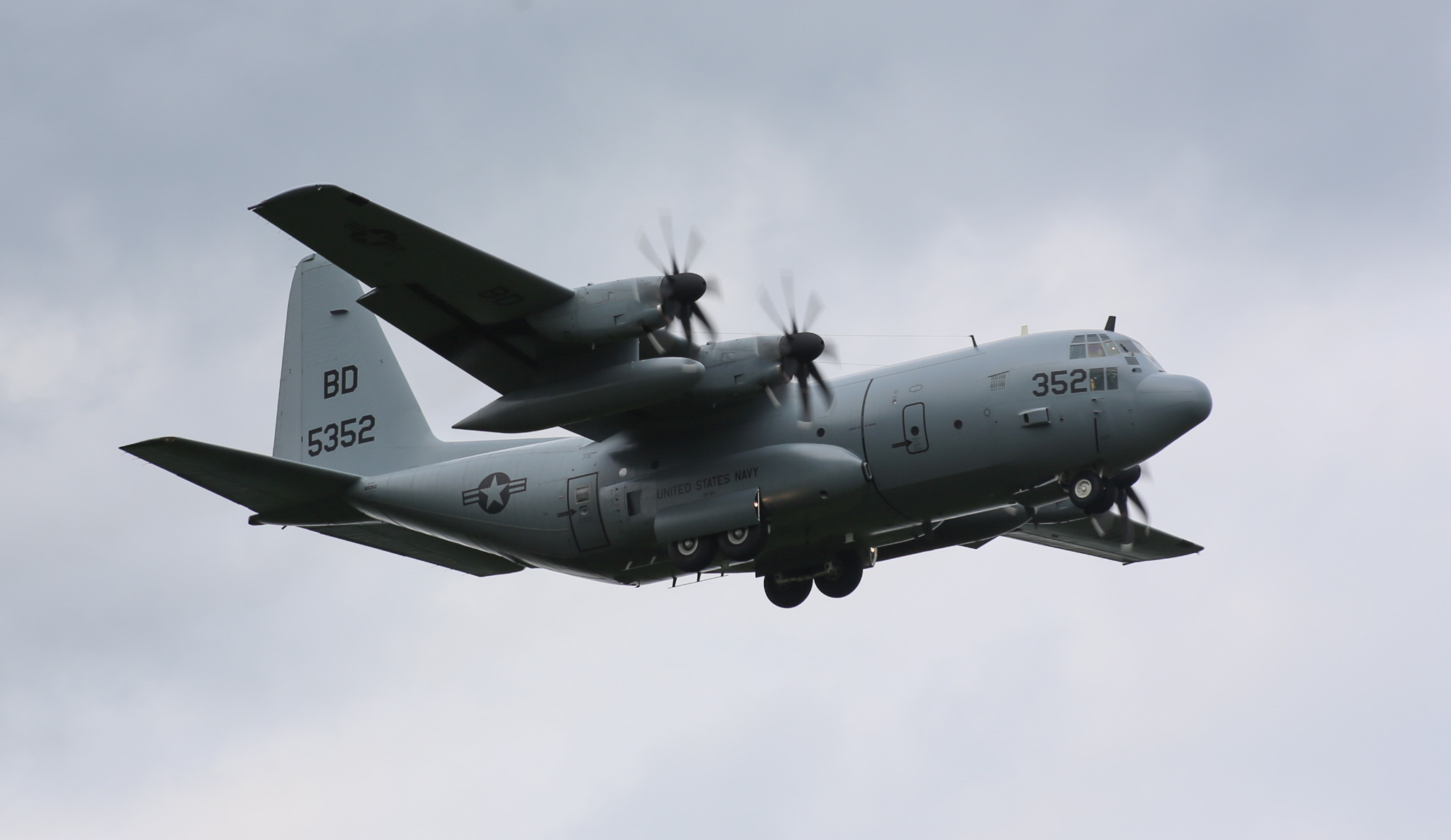 Full size: USN - United States Navy Lockheed C-130T Hercules 165352 at McGuire Field (Joint Base Mc Guire Dix Lakehurst) Airport