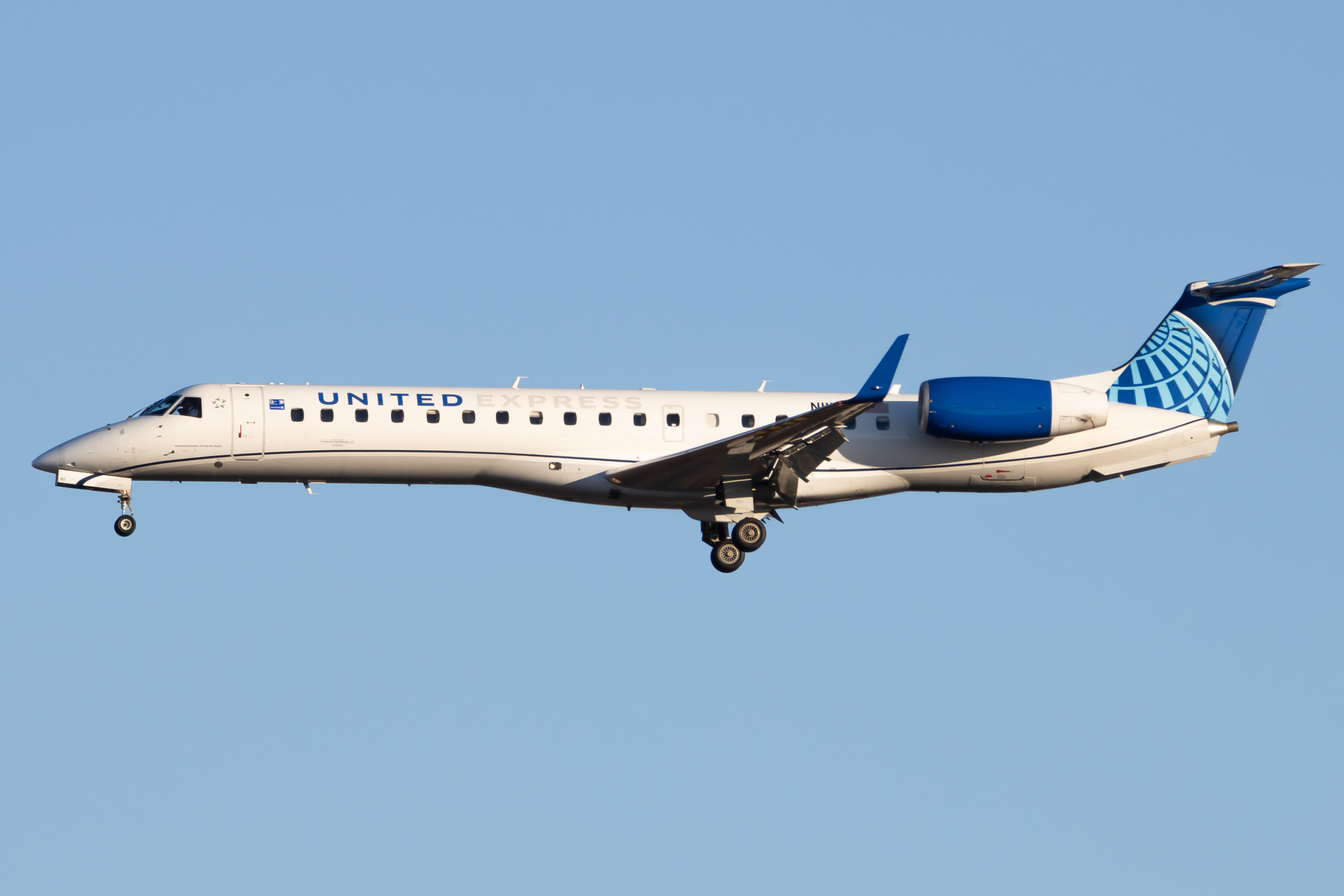 Full size: United Express Embraer ERJ145 N11187 at Newark Liberty International Airport