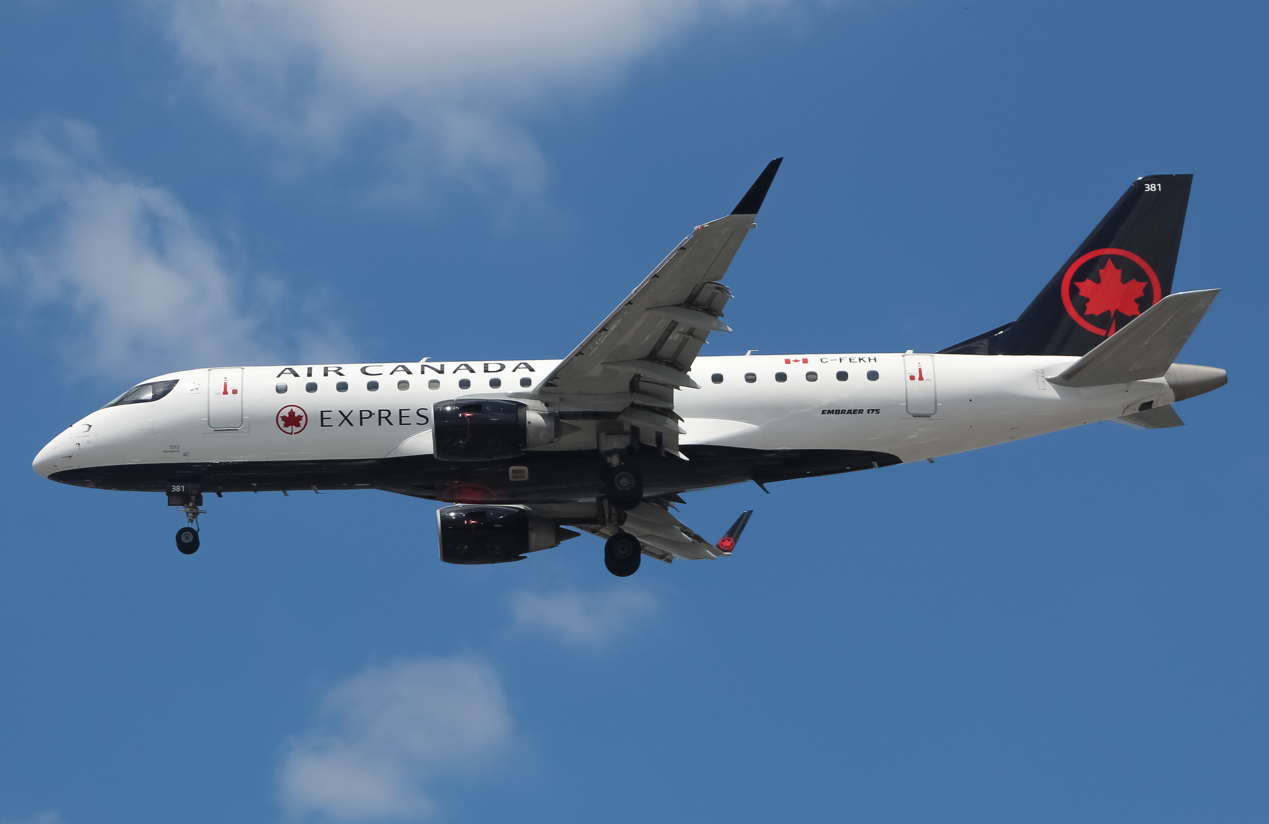 Full size: Air Canada Express Embraer E175 C-FEKH at Newark Liberty International Airport