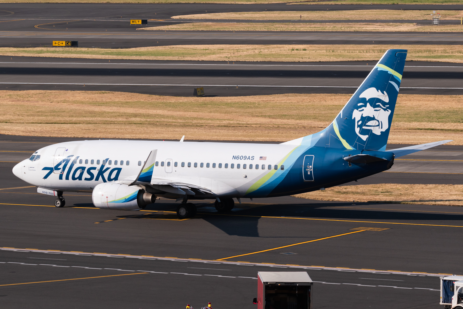 Full size: Alaska Airlines Boeing 737-700 N609AS at Portland International Airport