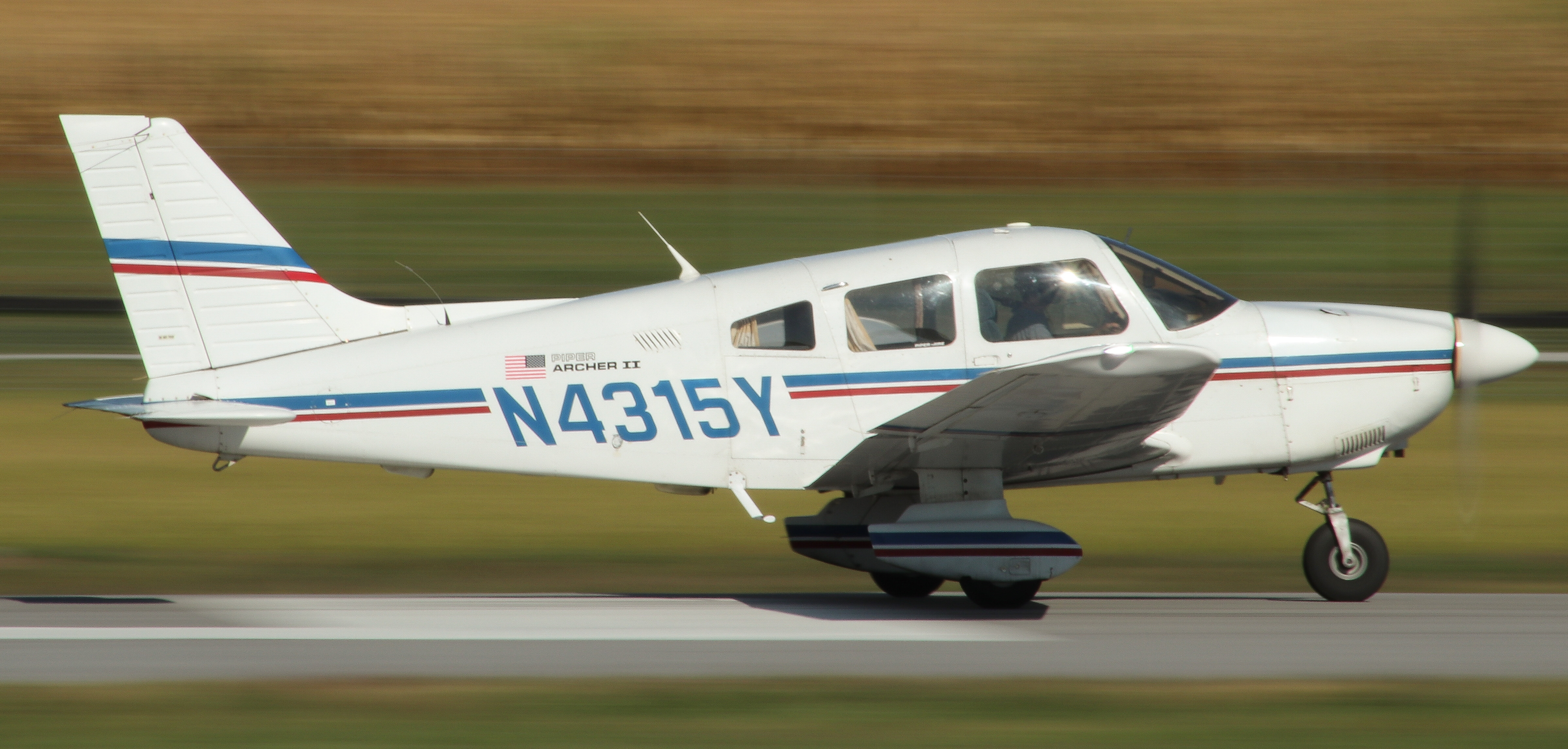 Full size: PRIVATE Piper 28 Archer N4315Y at York Airport