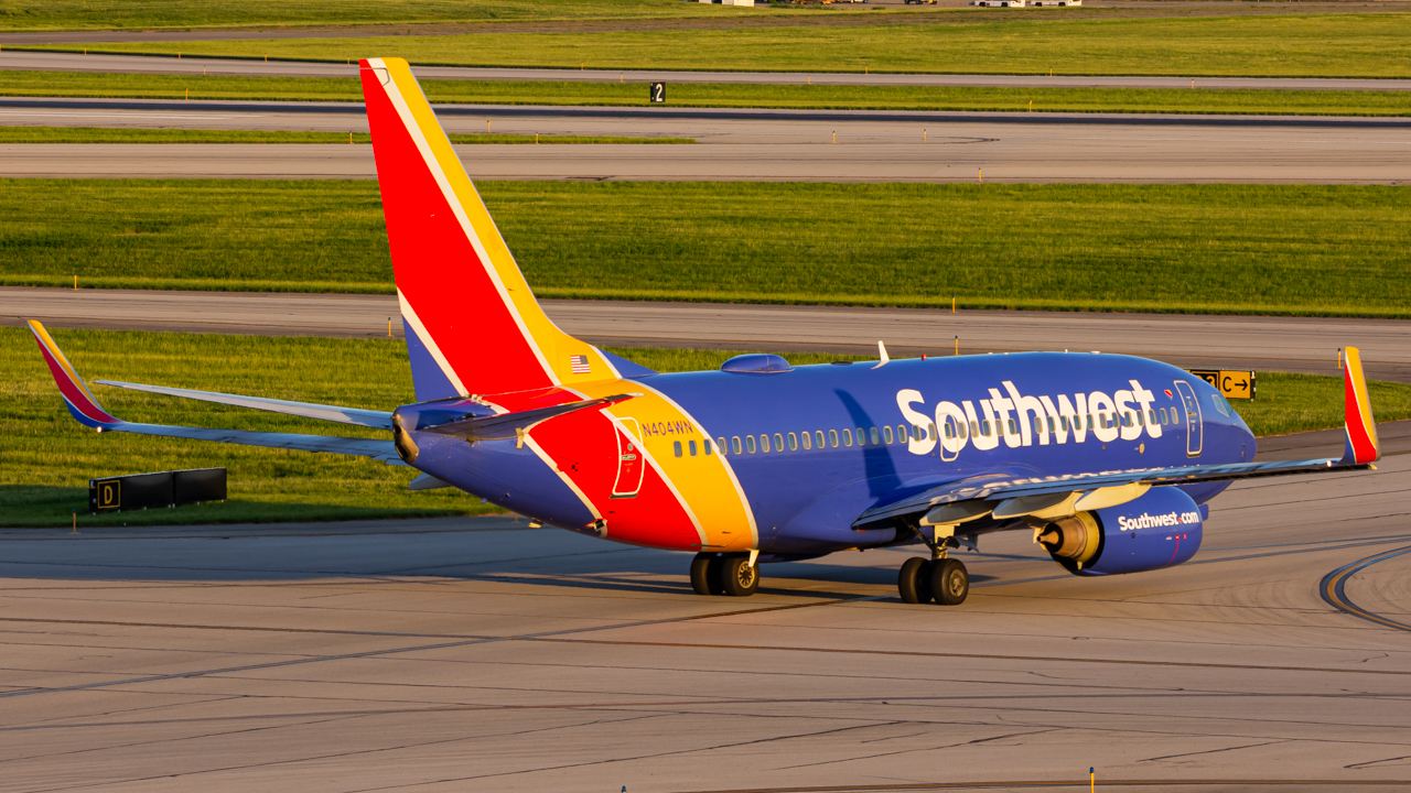 Full size: Southwest Airlines Boeing 737-700 N404WN at John Glenn Columbus International Airport