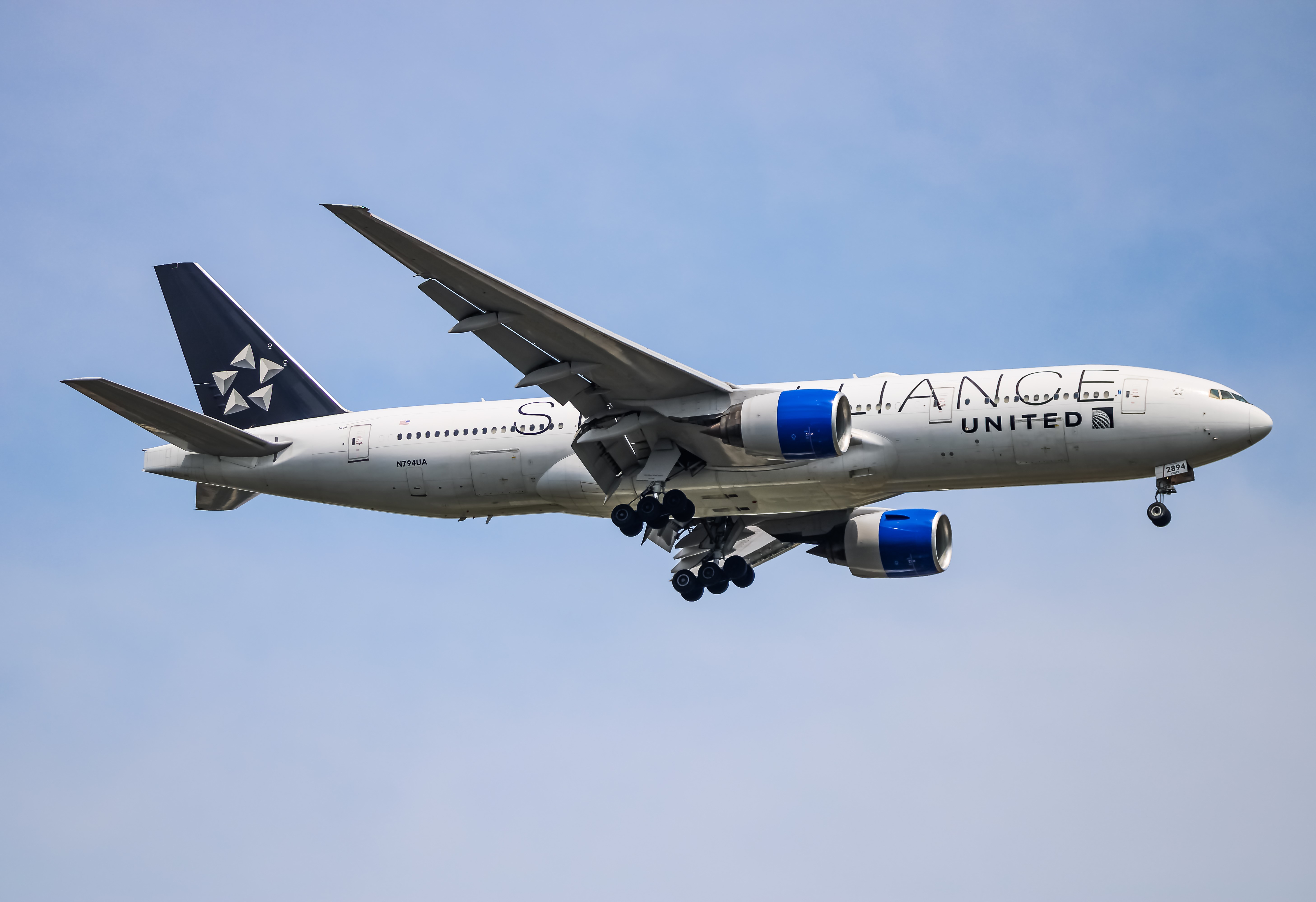Full size: United Airlines Boeing 777-200 N794UA at Washington Dulles International Airport