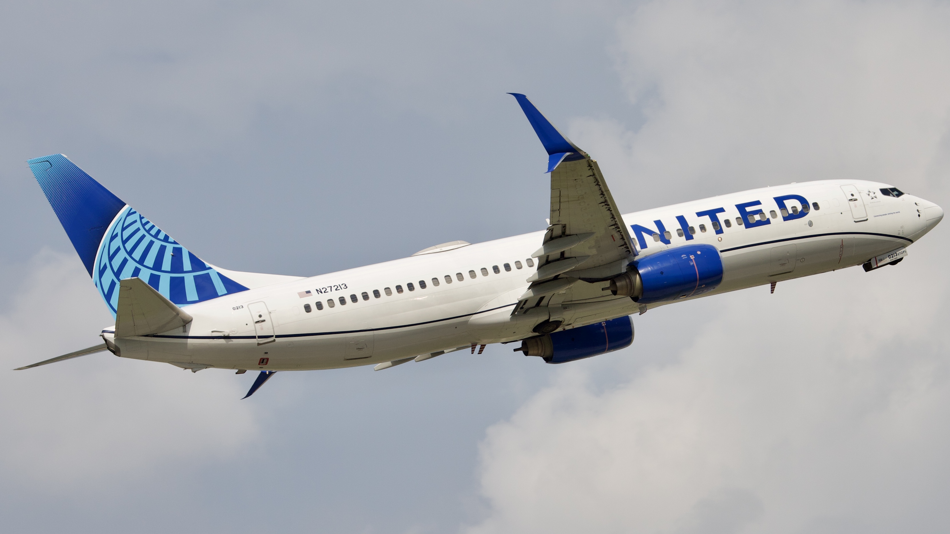Full size: United Airlines Boeing 737-800 N27213 at Houston-George Bush Intercontinental Airport
