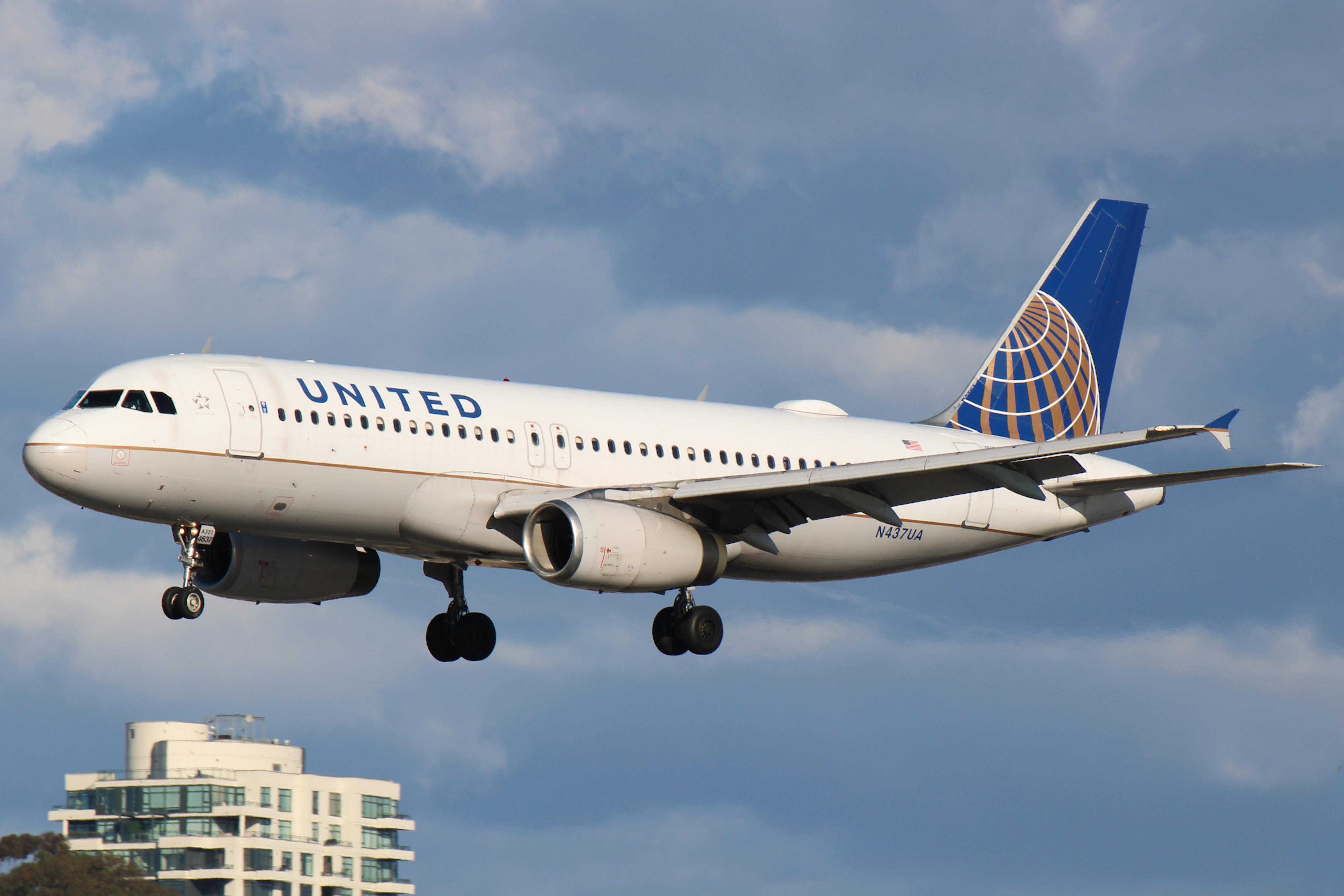 Full size: United Airlines Airbus A320 N437UA at San Diego International Airport