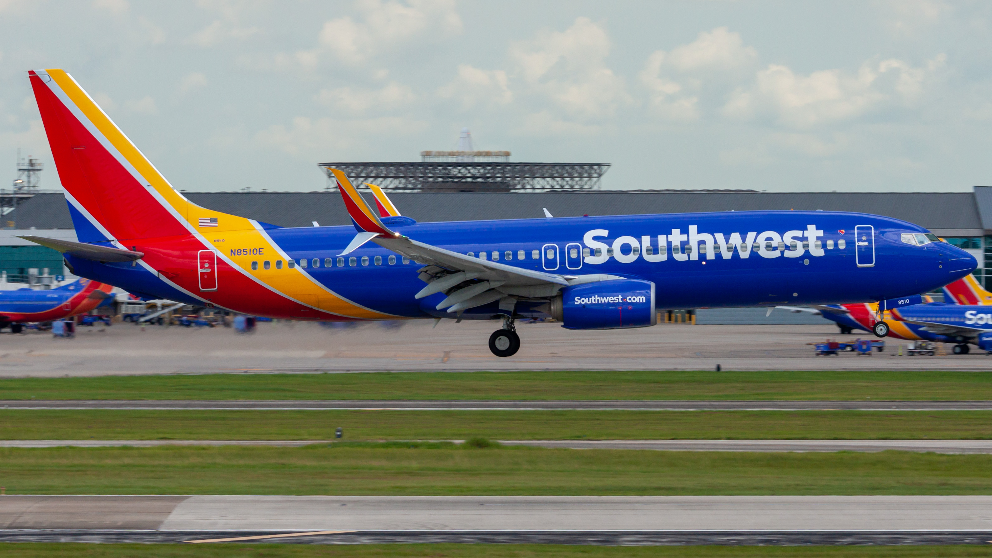 Full size: Southwest Airlines Boeing 737-800 N8510E at William P Hobby Airport