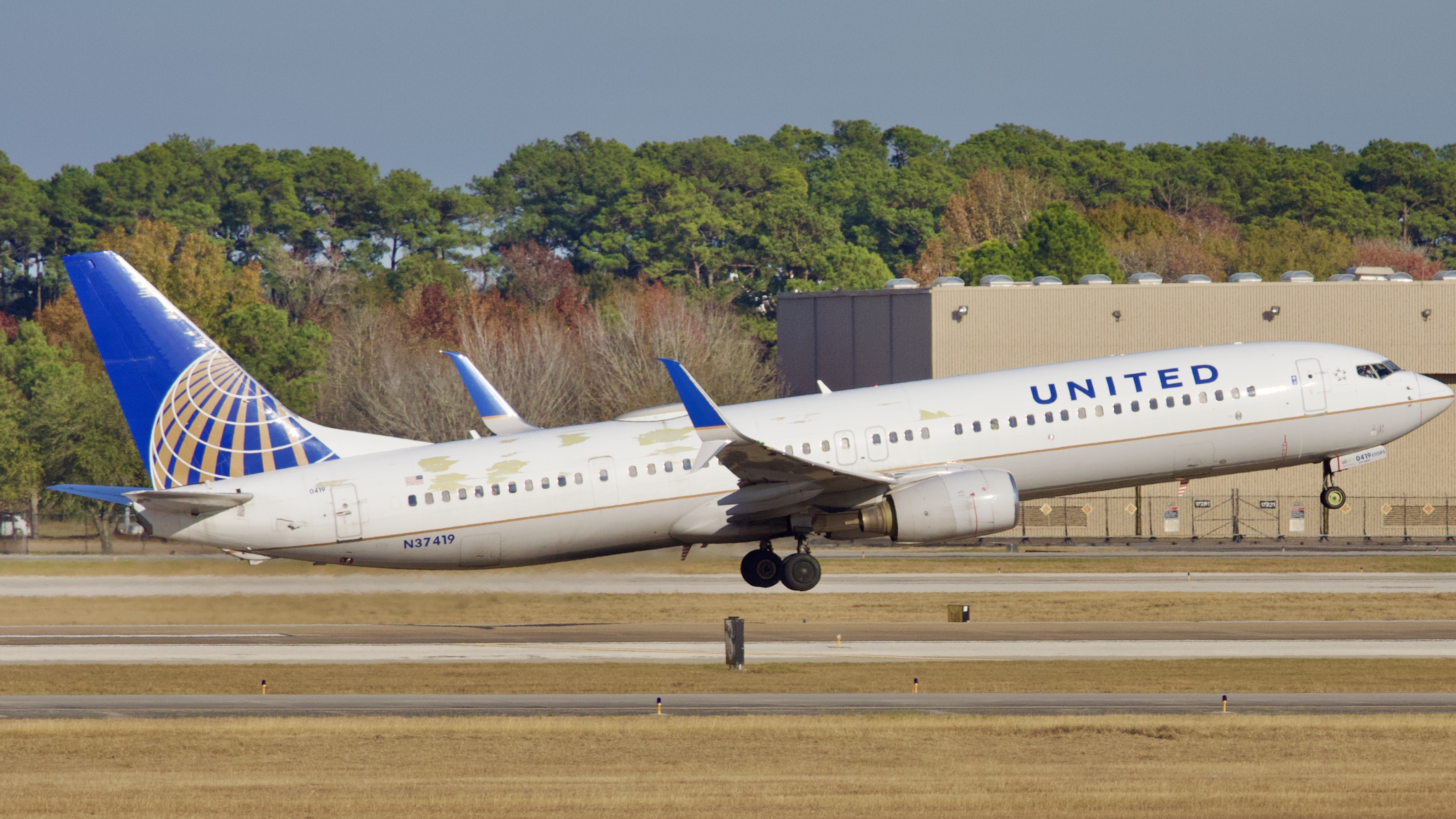Full size: United Airlines Boeing 737-900ER N37419 at Houston-George Bush Intercontinental Airport