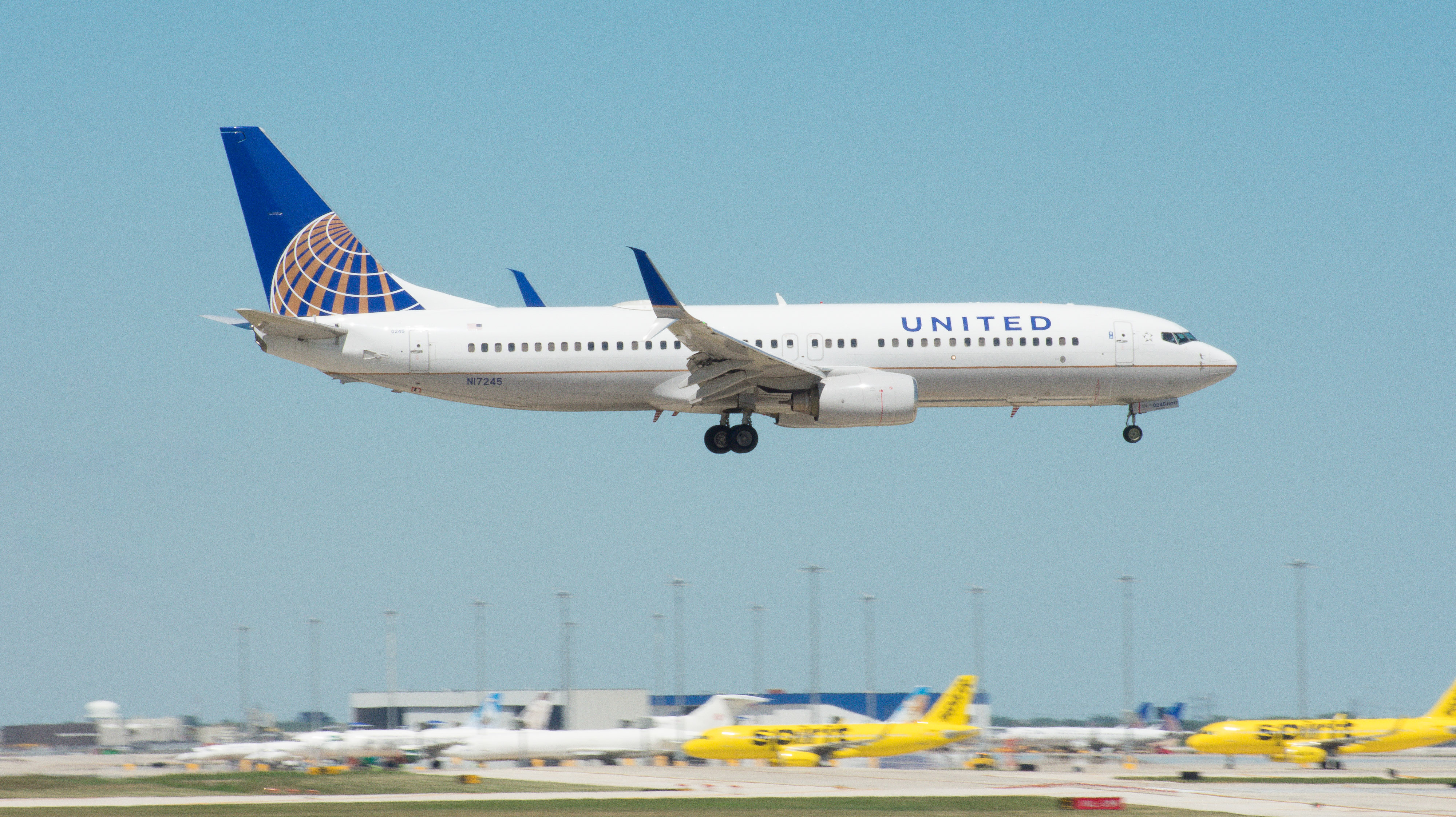 Full size: United Airlines Boeing 737-800 N17245 at Chicago O'Hare International Airport
