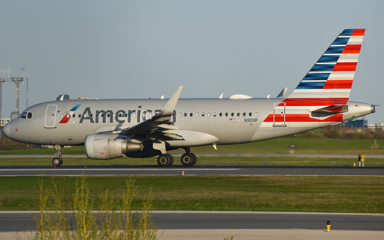 Full size: American Airlines Airbus A319 N9011P at Lester B Pearson International Airport