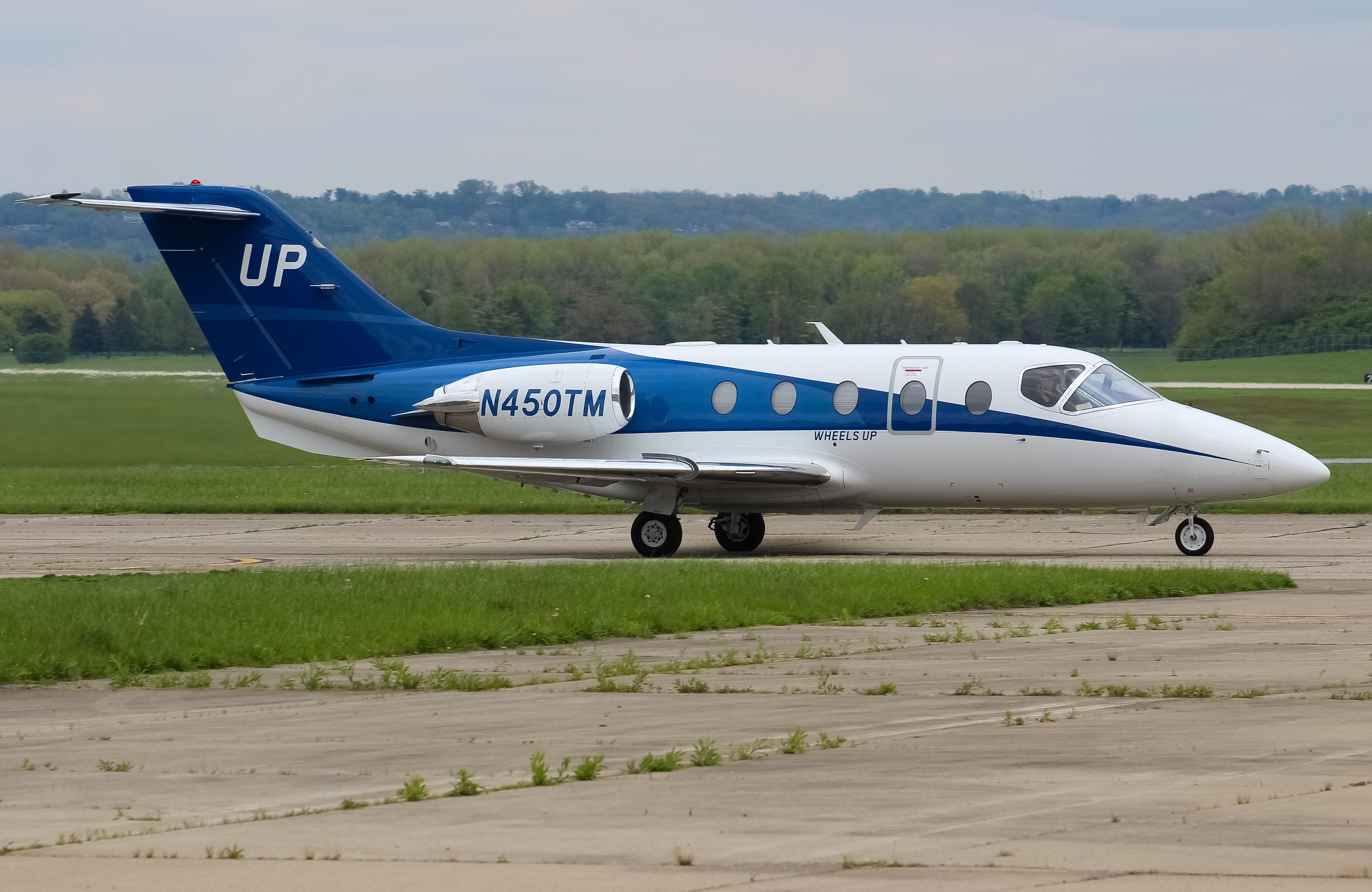 Full size: Wheels Up Beechcraft Hawker 400 N450TM at Cincinnati Municipal Airport/Lunken Field