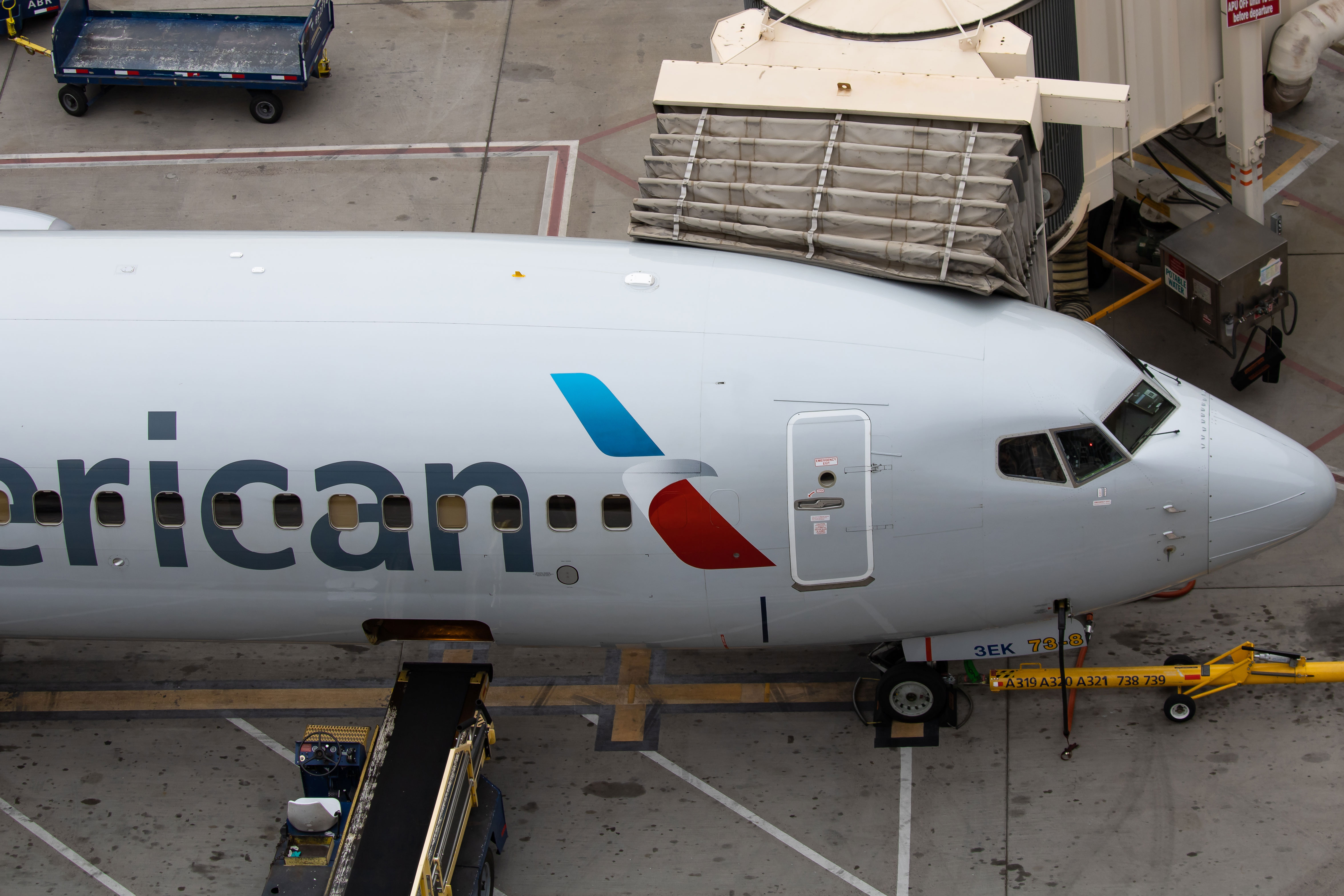 Full size: American Airlines Boeing 737-800 N810NN at Phoenix Sky Harbor International Airport
