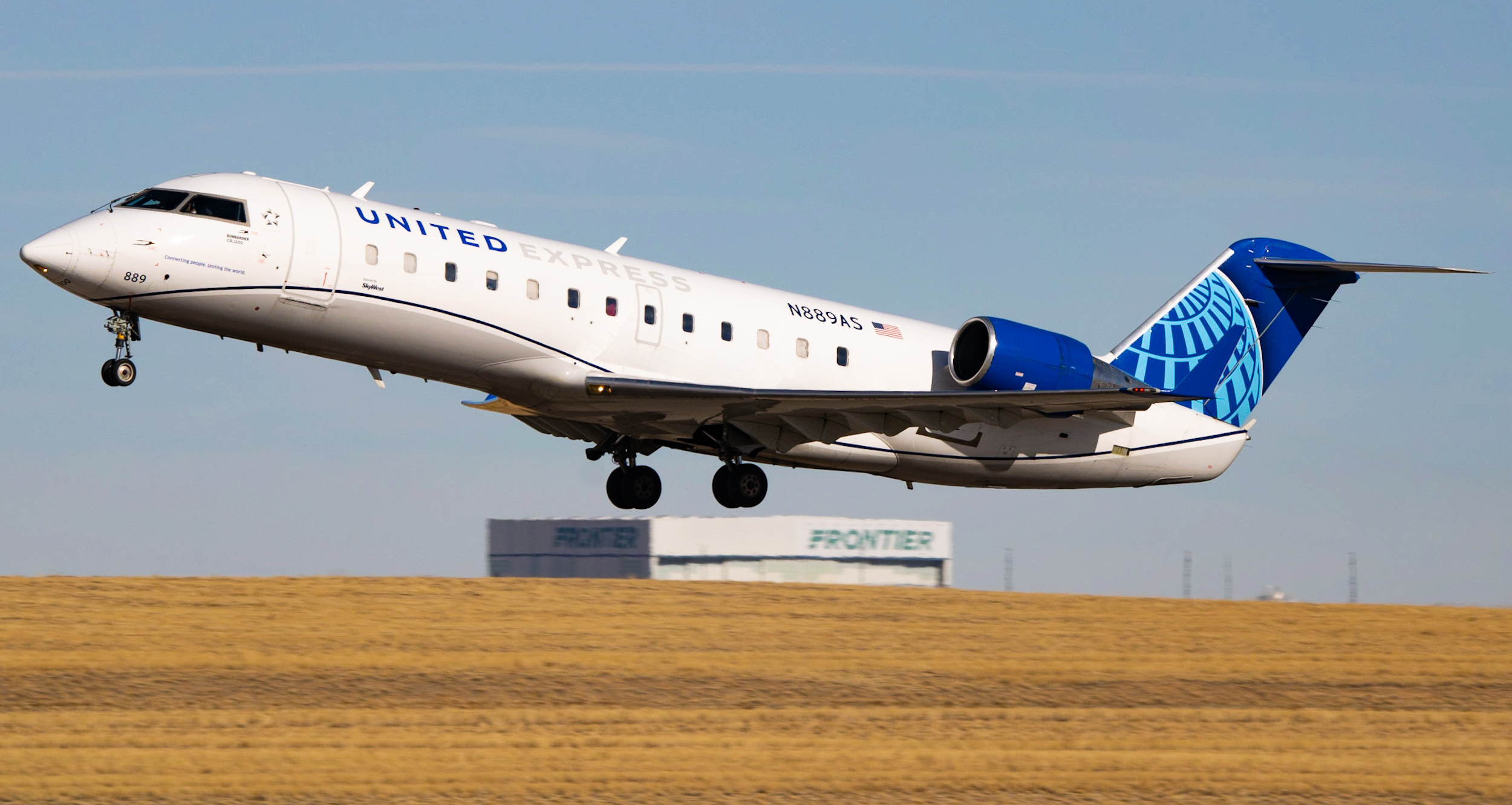 Full size: United Express Mitsubishi CRJ-200 N889AS at Denver International Airport