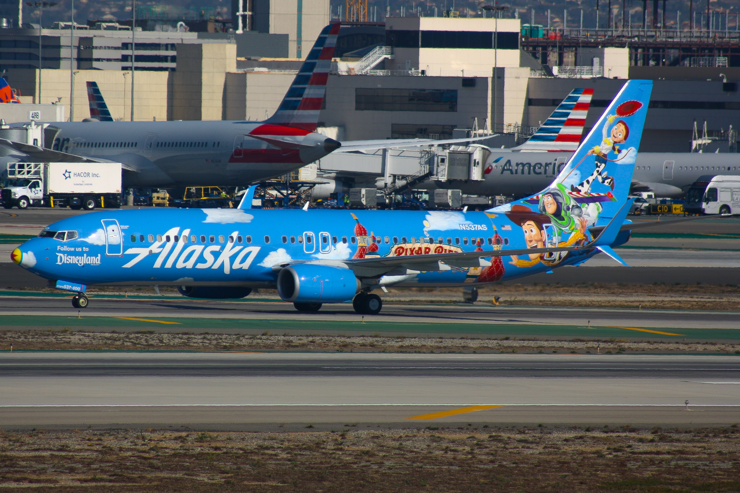 Full size: Alaska Airlines Boeing 737-800 N537AS at Los Angeles International Airport