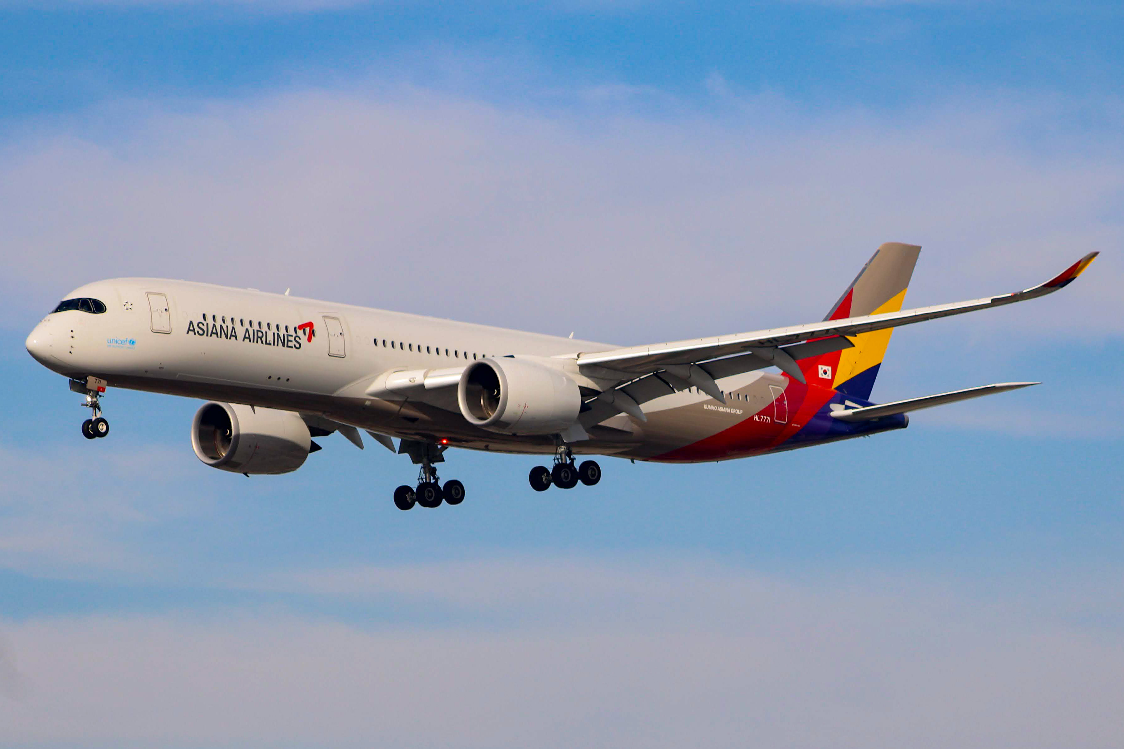 Full size: Asiana Airlines Airbus A350-900 HL7771 at Los Angeles International Airport