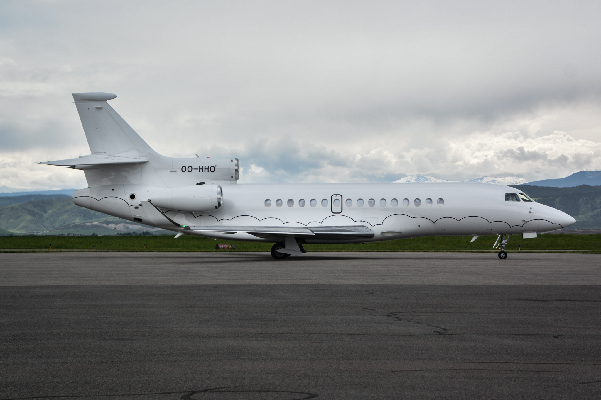 Full size: PRIVATE Dassault Falcon 8X OO-HHO at Rocky Mountain Metro Airport