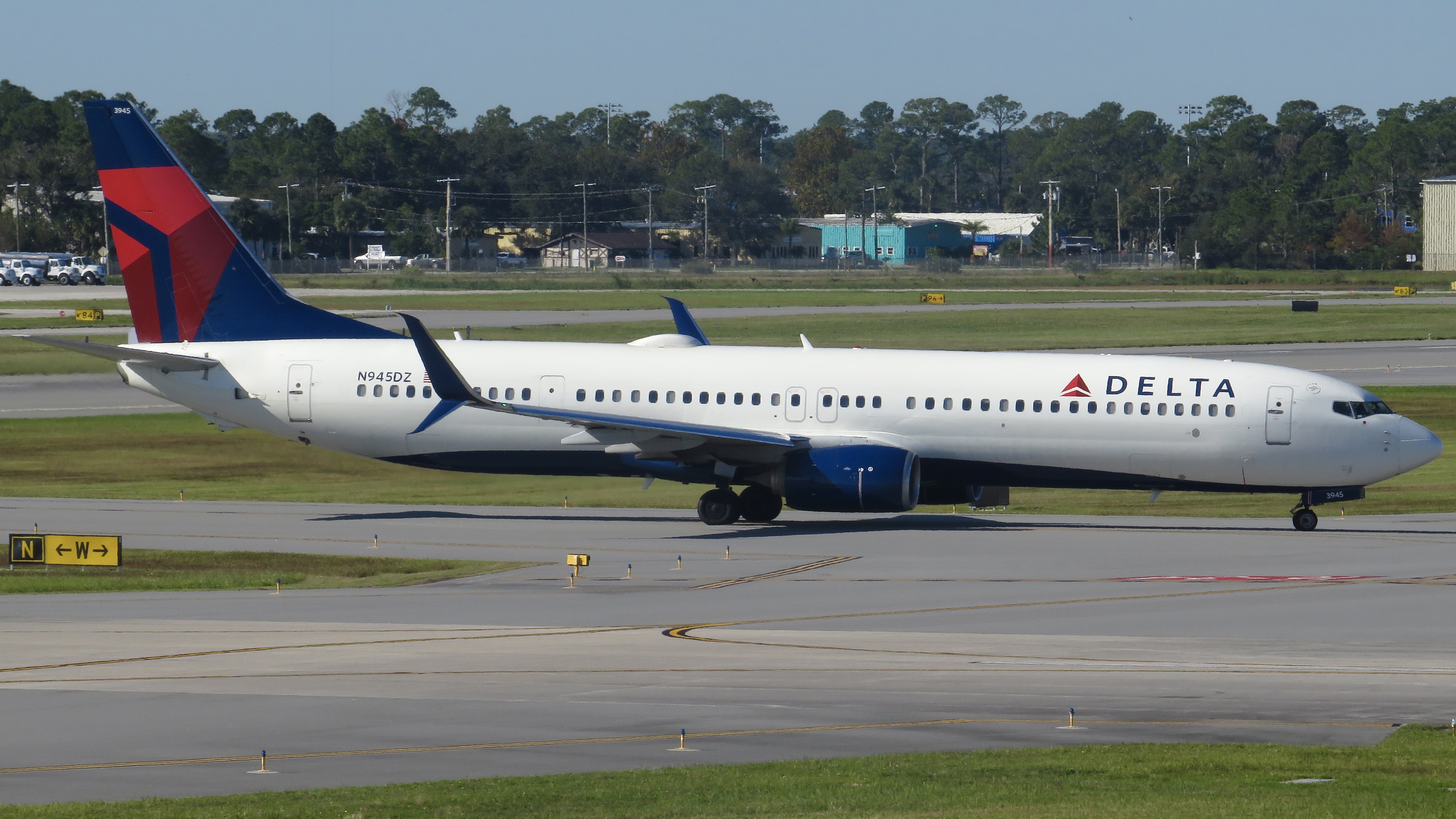 Full size: Delta Airlines Boeing 737-900ER N945DZ at Daytona Beach International Airport