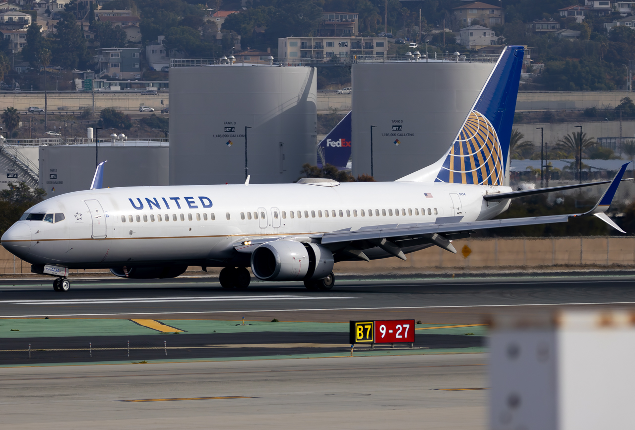 Full size: United Airlines Boeing 737-800 N16234 at San Diego International Airport
