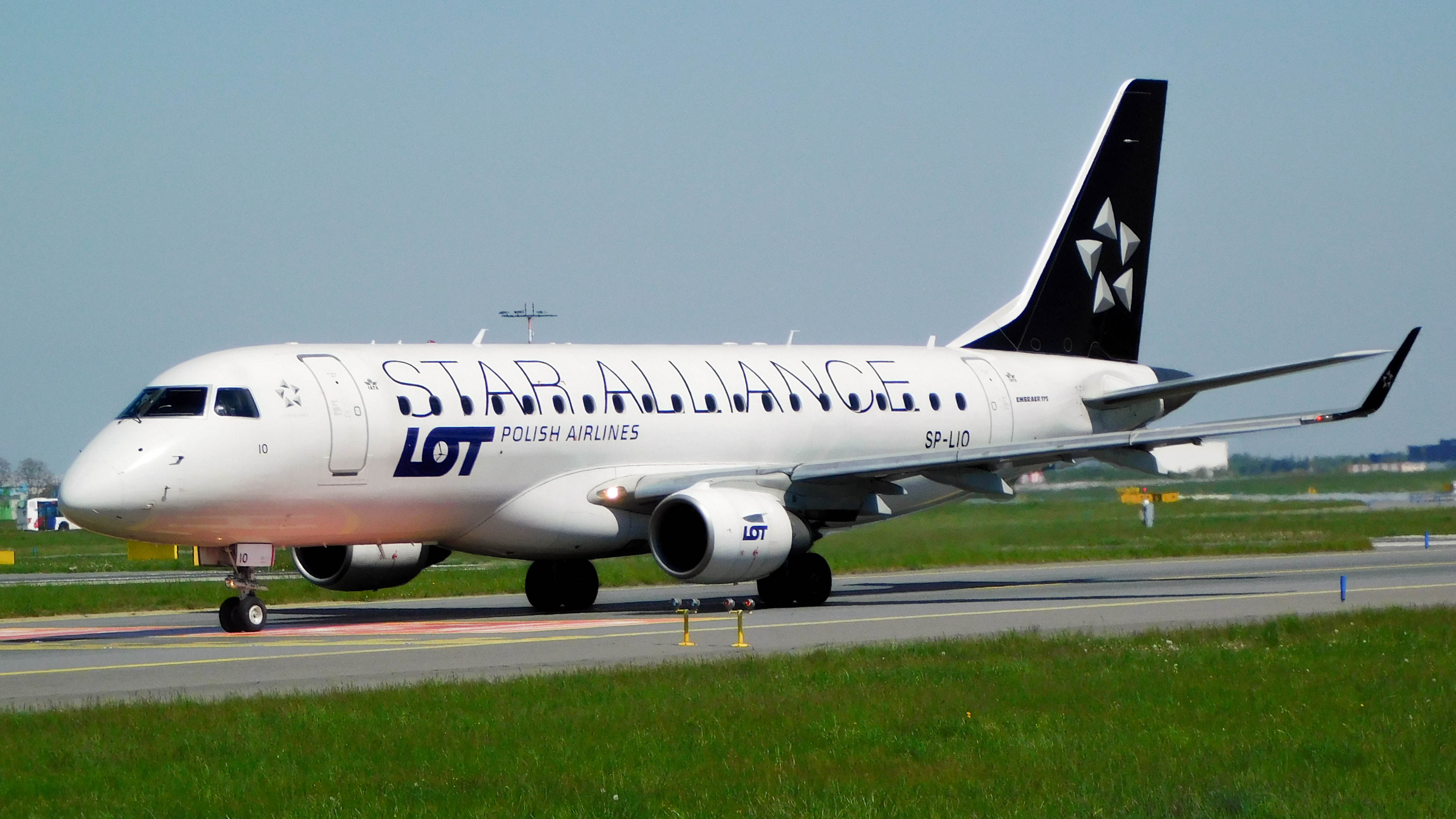 Full size: LOT Polish Airlines Embraer E175 SP-LIO at Prague Vaclav Havel Airport