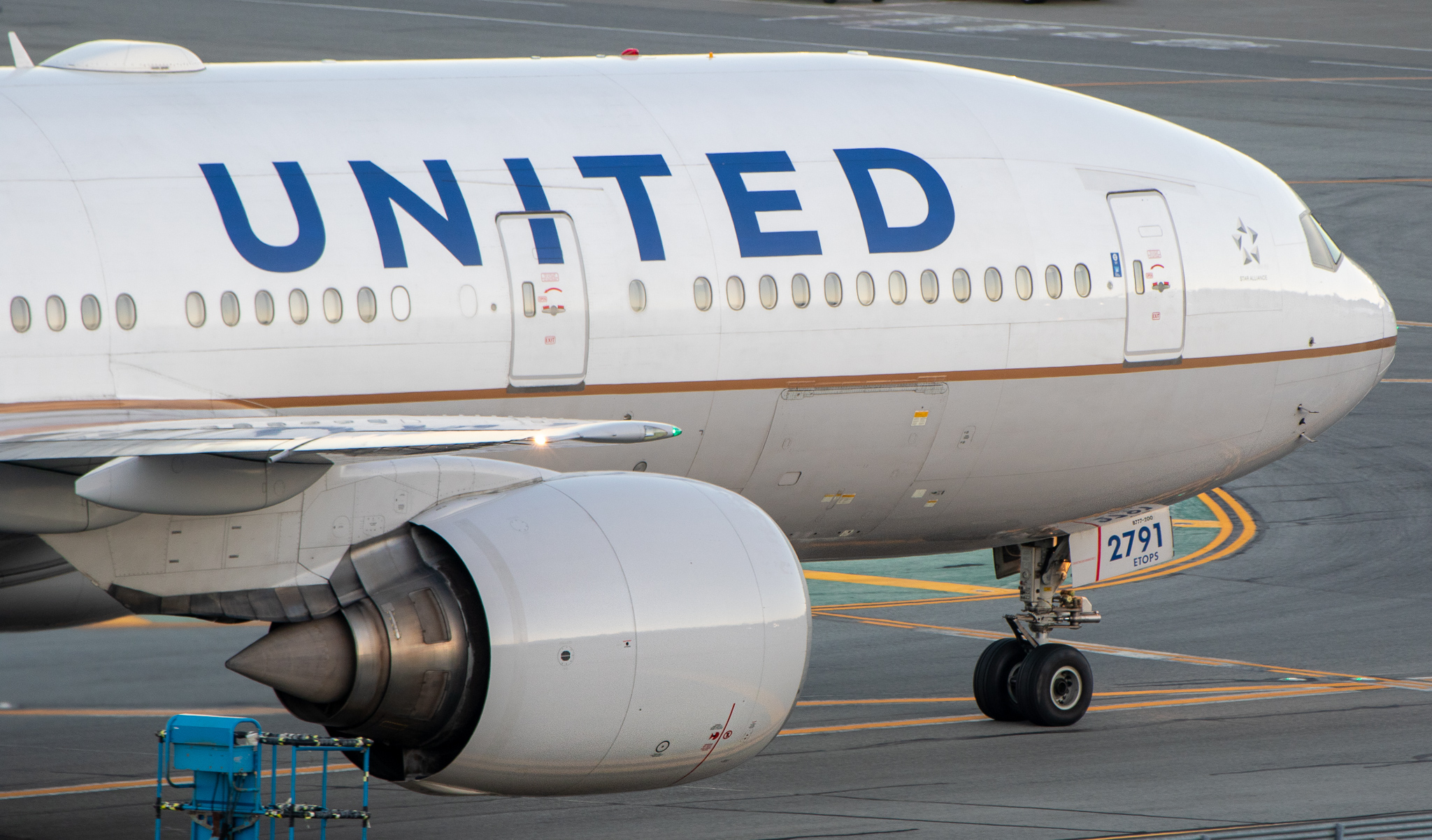 Full size: United Airlines Boeing 777-200 N791UA  at San Francisco International Airport