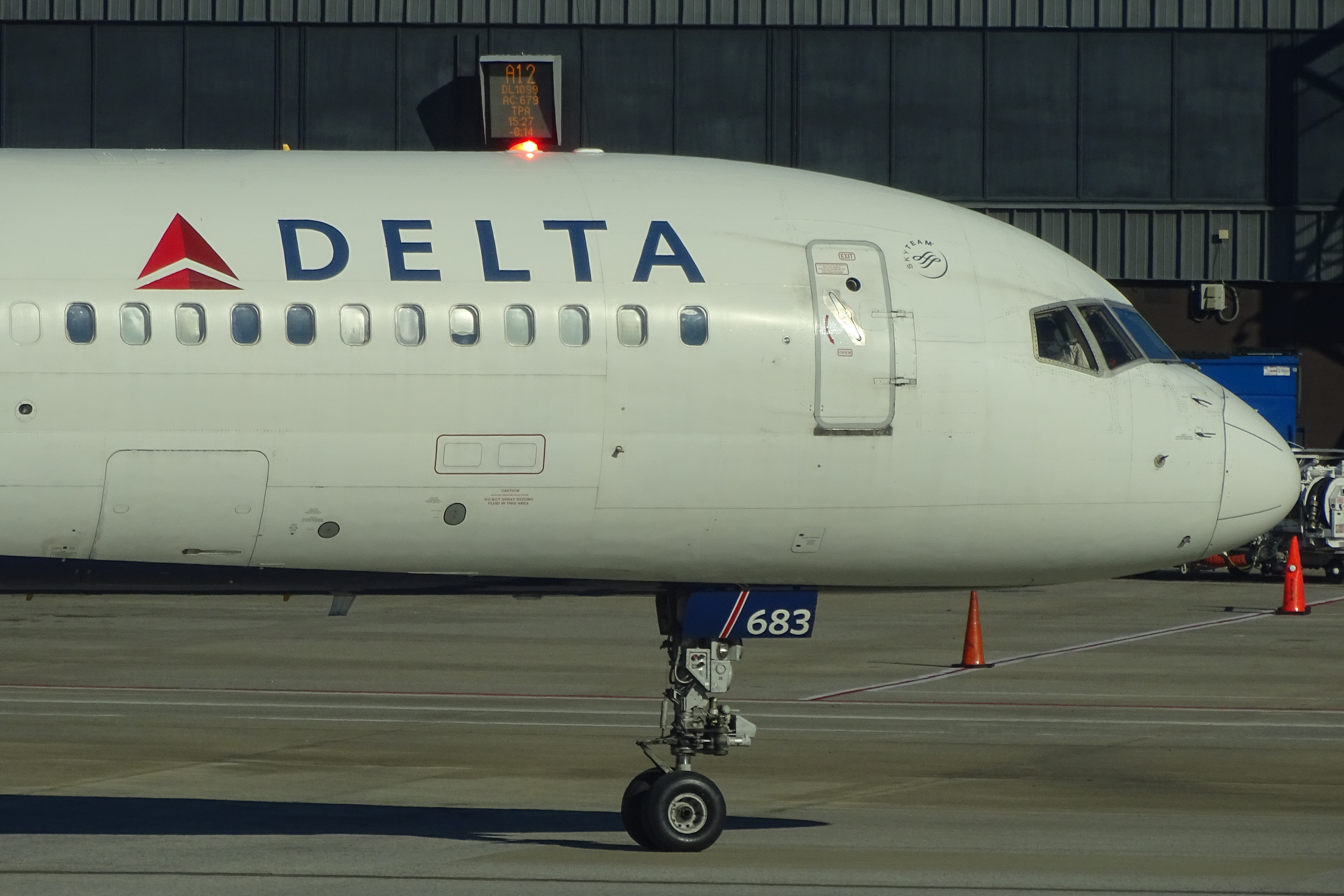 Full size: Delta Airlines Boeing 757-200 N683DA at Hartsfield-Jackson Atlanta International Airport
