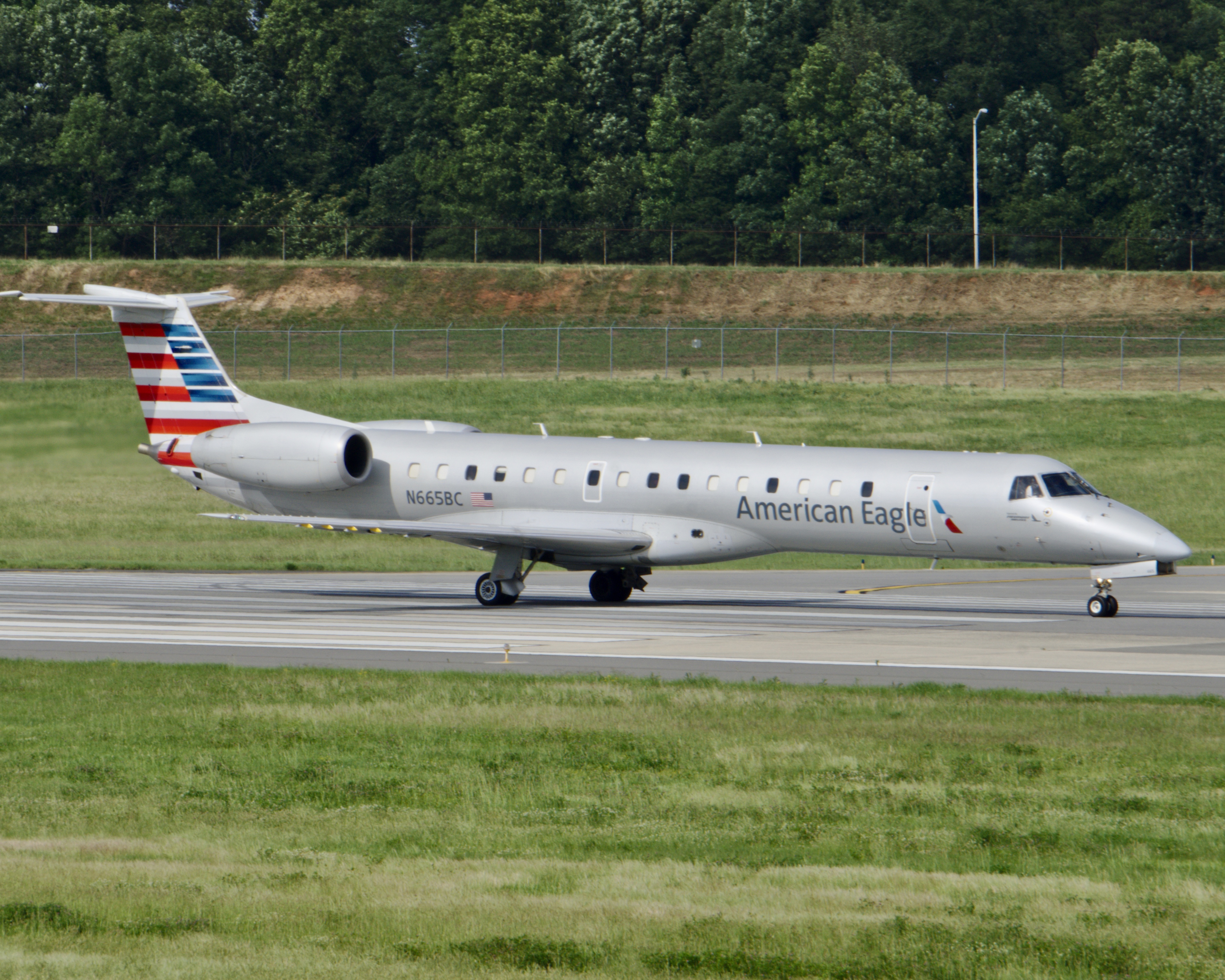 Full size: American Eagle Embraer ERJ145 N665BC at Charlotte/Douglas International Airport