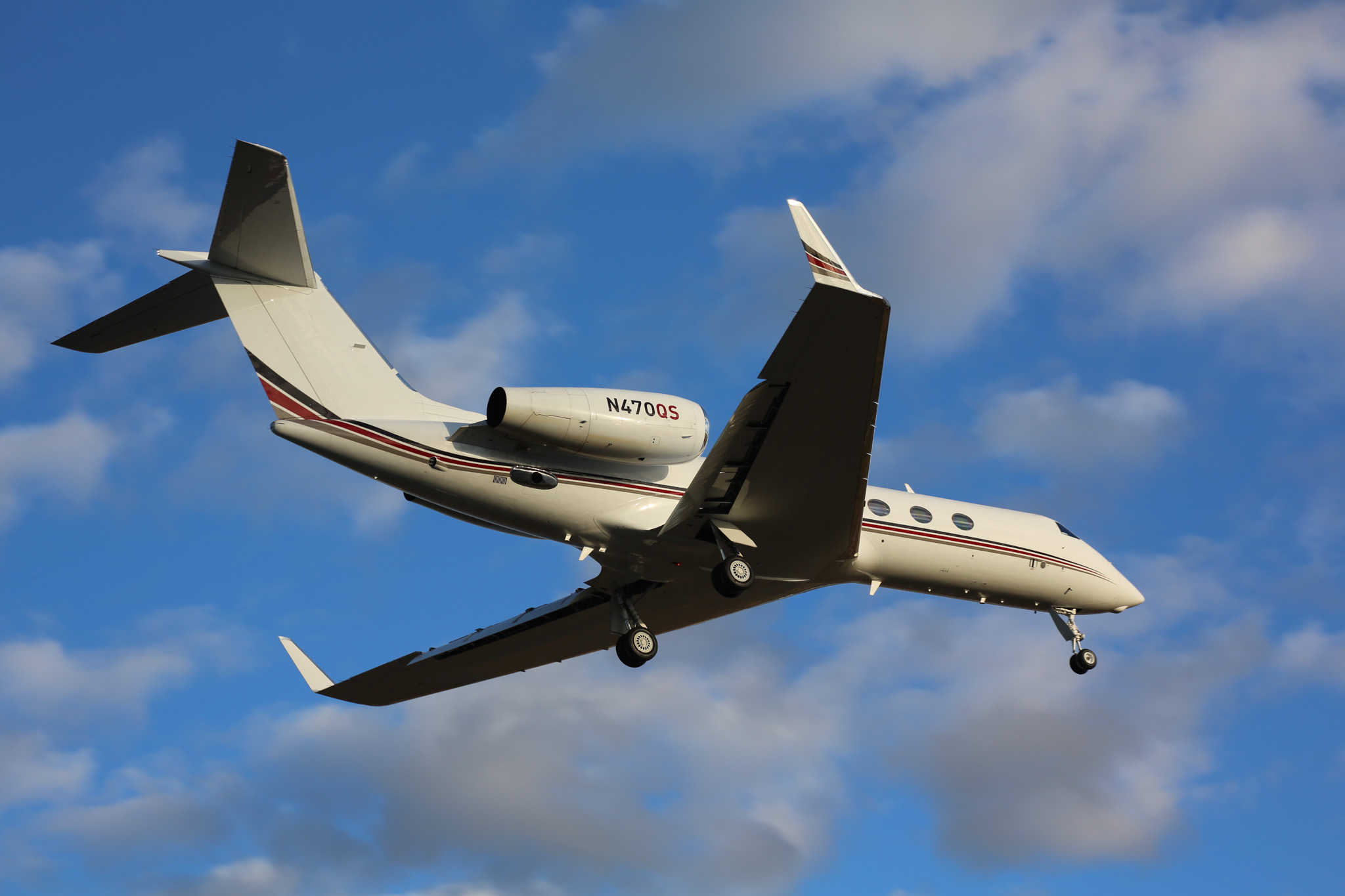 Full size: NetJets Gulfstream G450 N470QS at Teterboro Airport