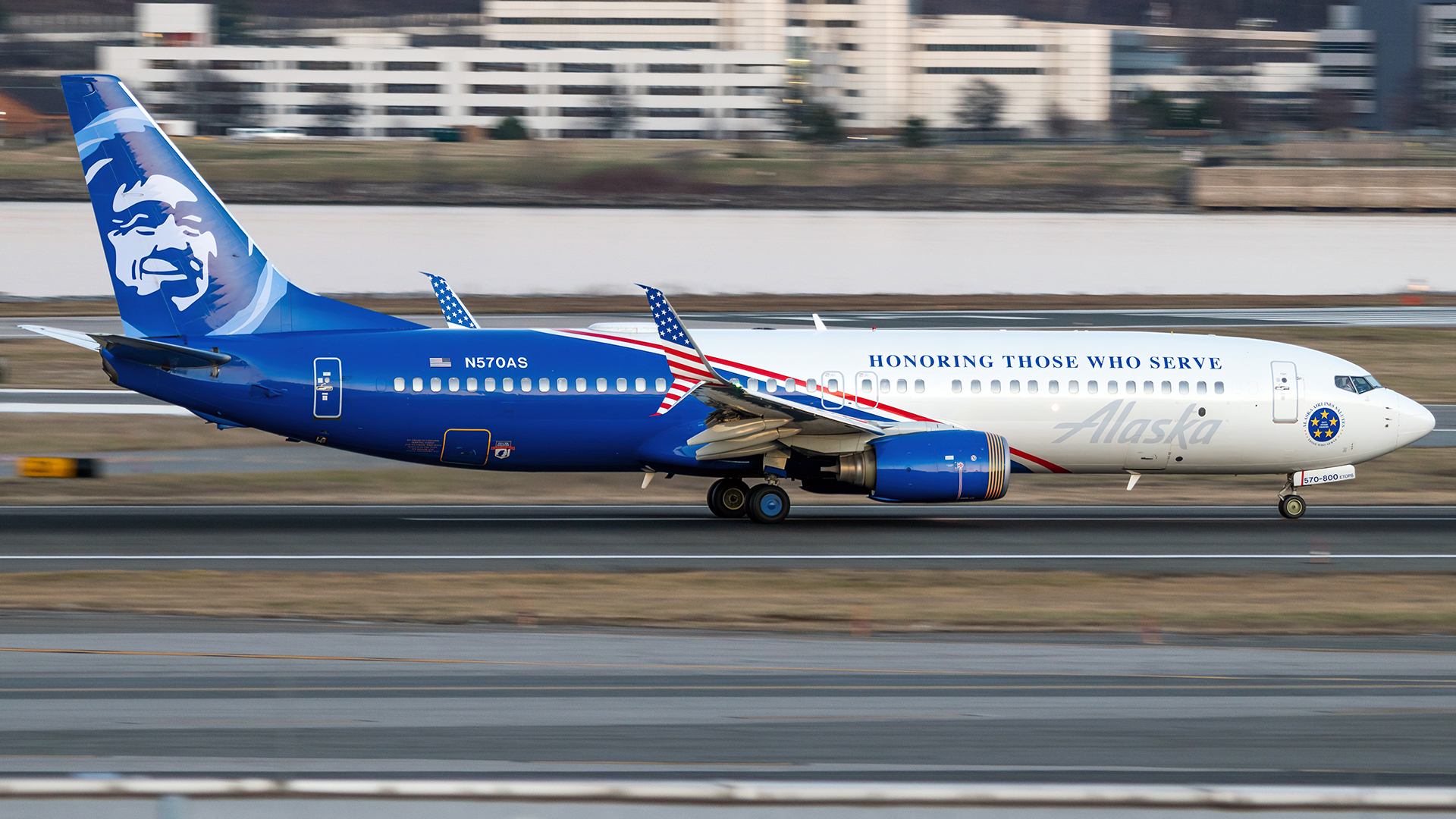 Full size: Alaska Airlines Boeing 737-800 N570AS at Ronald Reagan National Airport