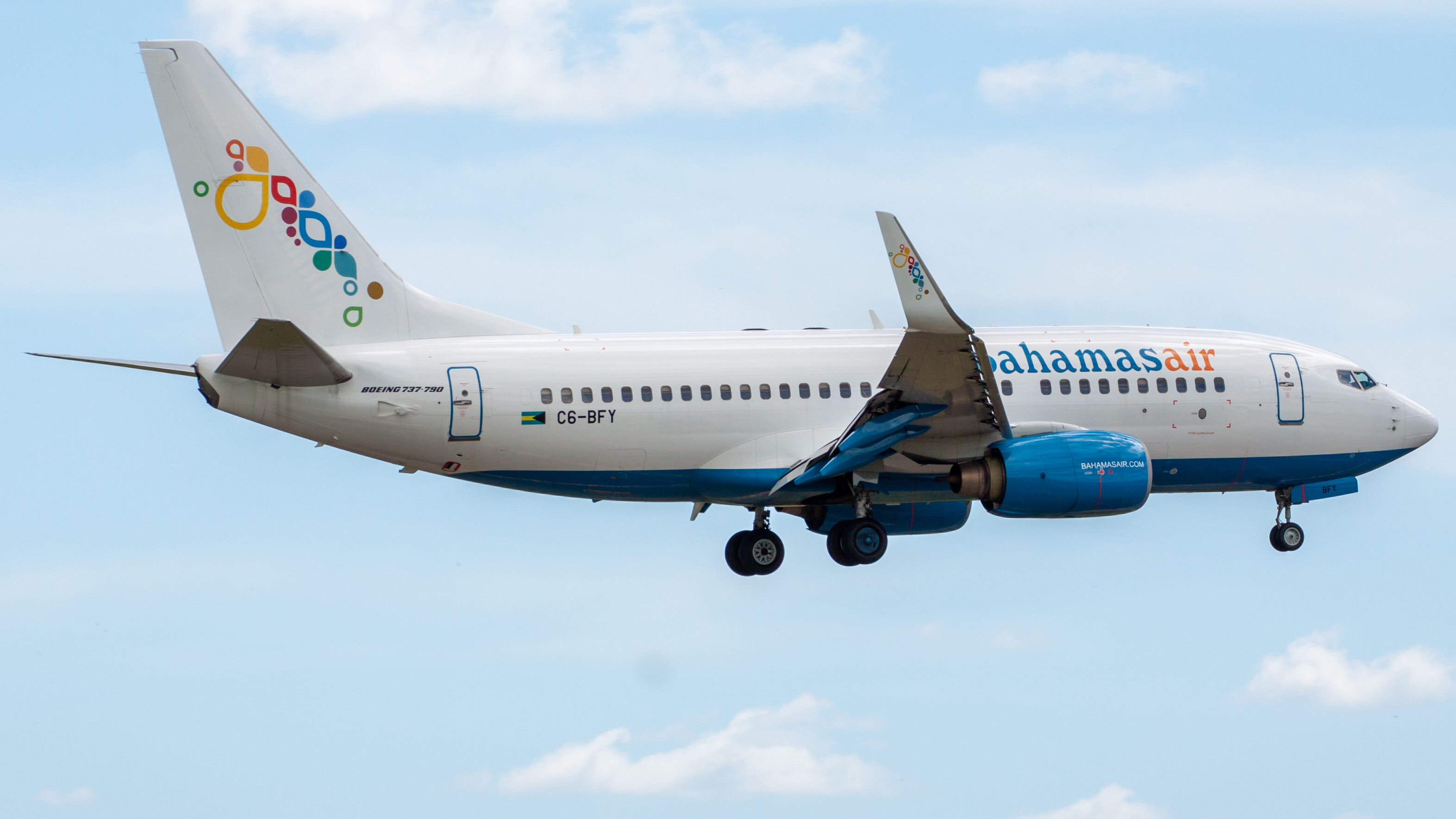 Full size: Bahamasair Boeing 737-700 C6-BFY at Orlando International Airport