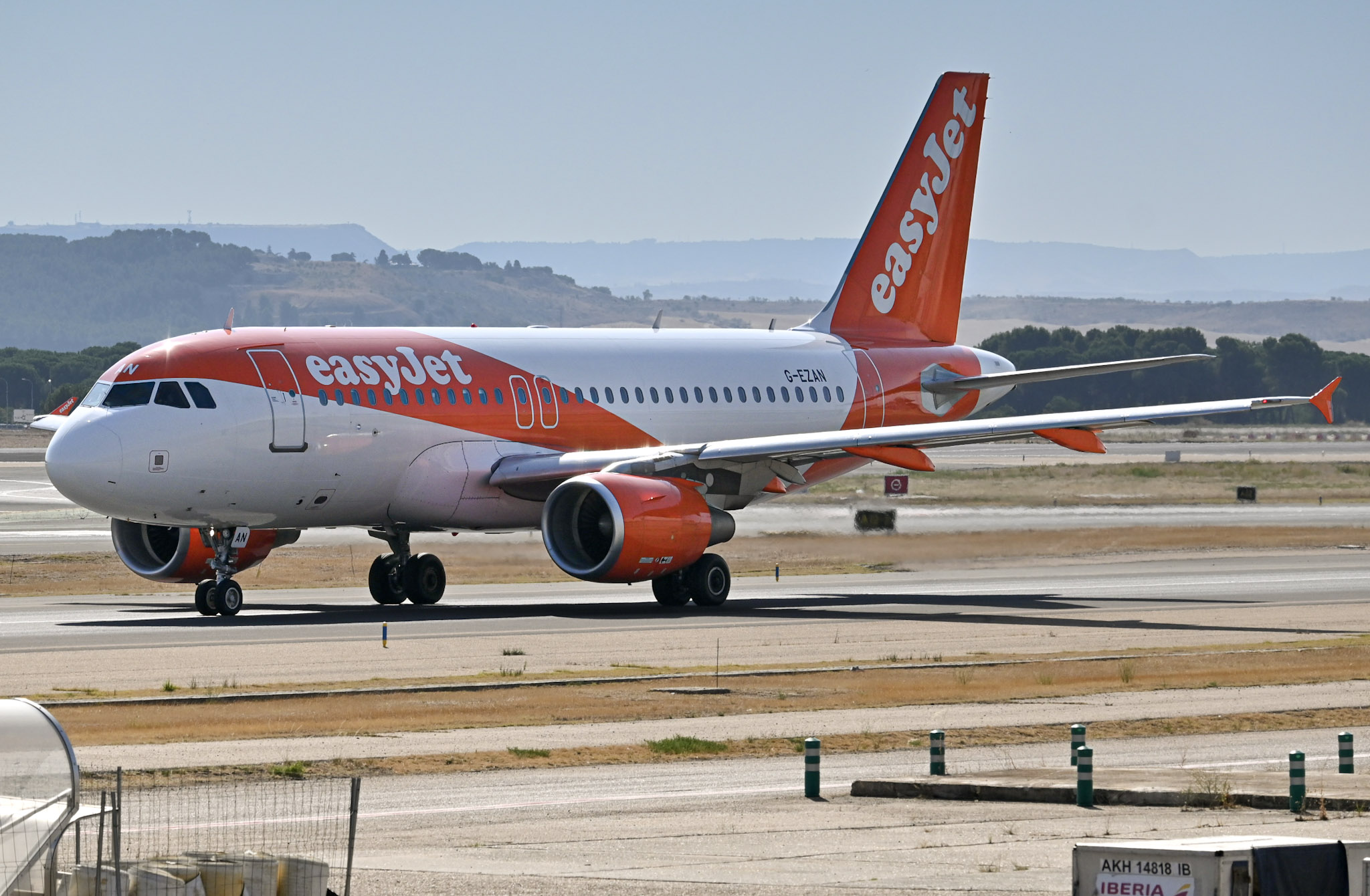 Full size: EasyJet Airbus A319 G-EZAN at Madrid Barajas Airport