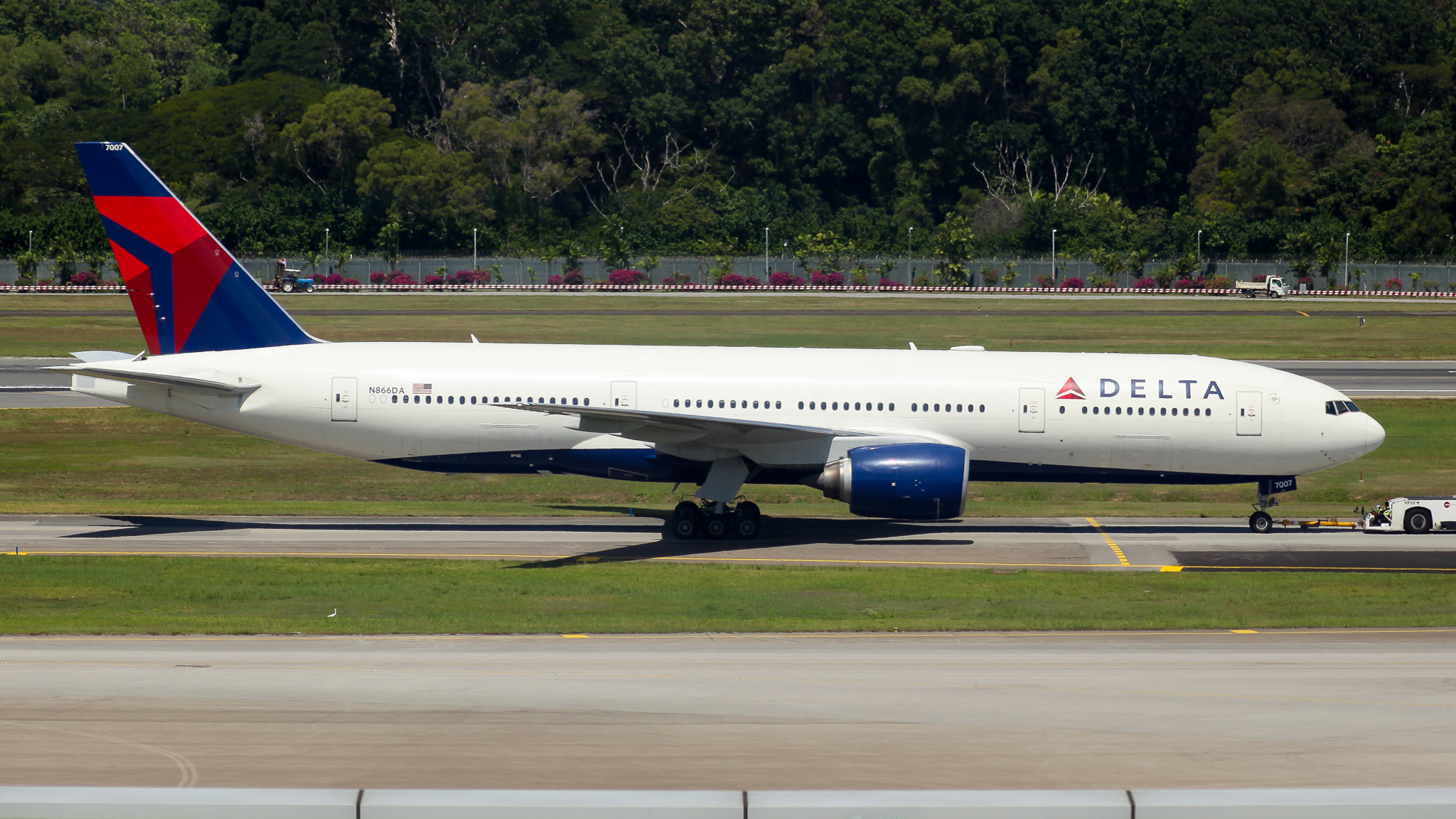 Full size: Delta Airlines Boeing 777-200ER N866DA at Singapore-Changi Airport
