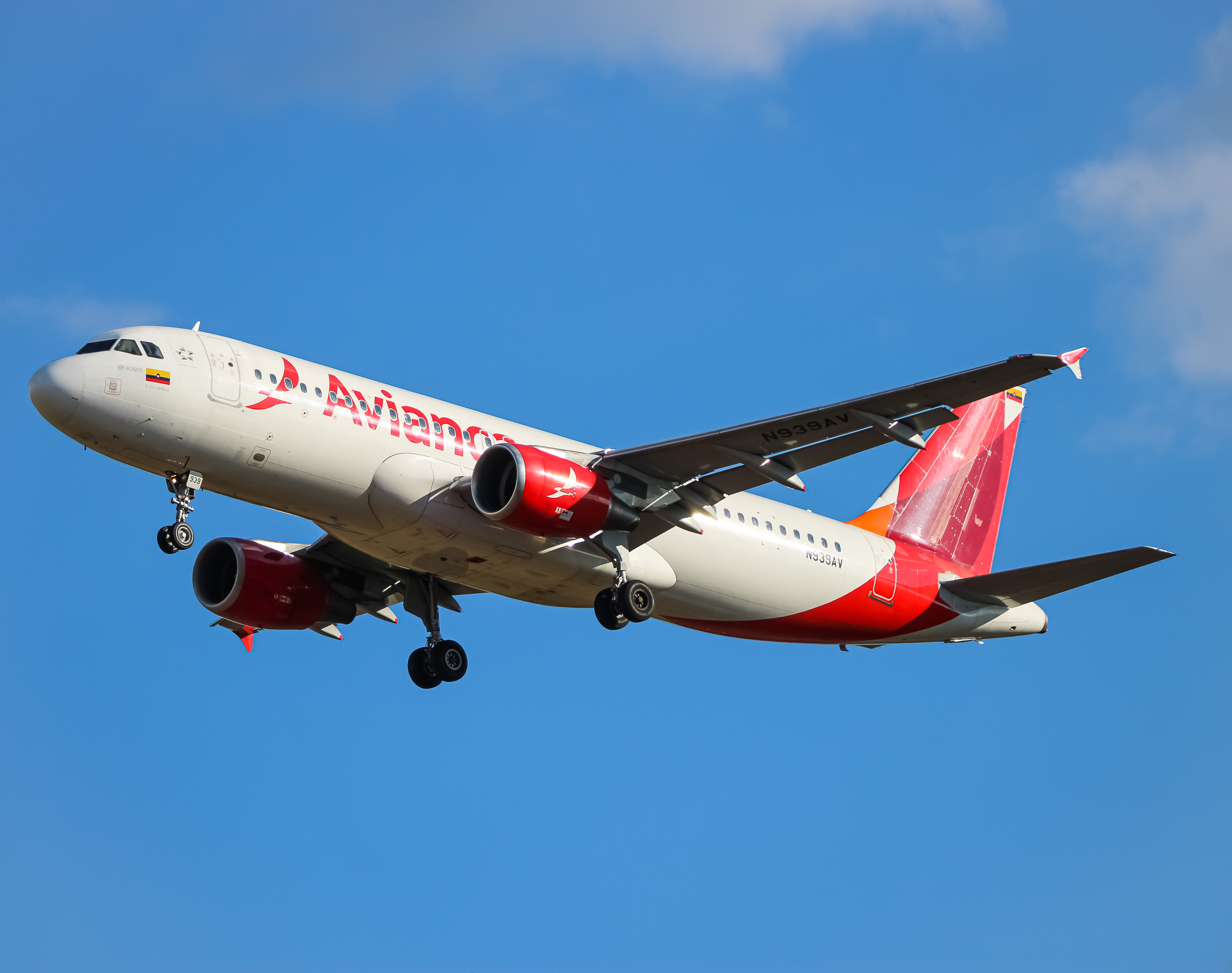 Full size: Avianca Airbus A320 N939AV at Washington Dulles International Airport