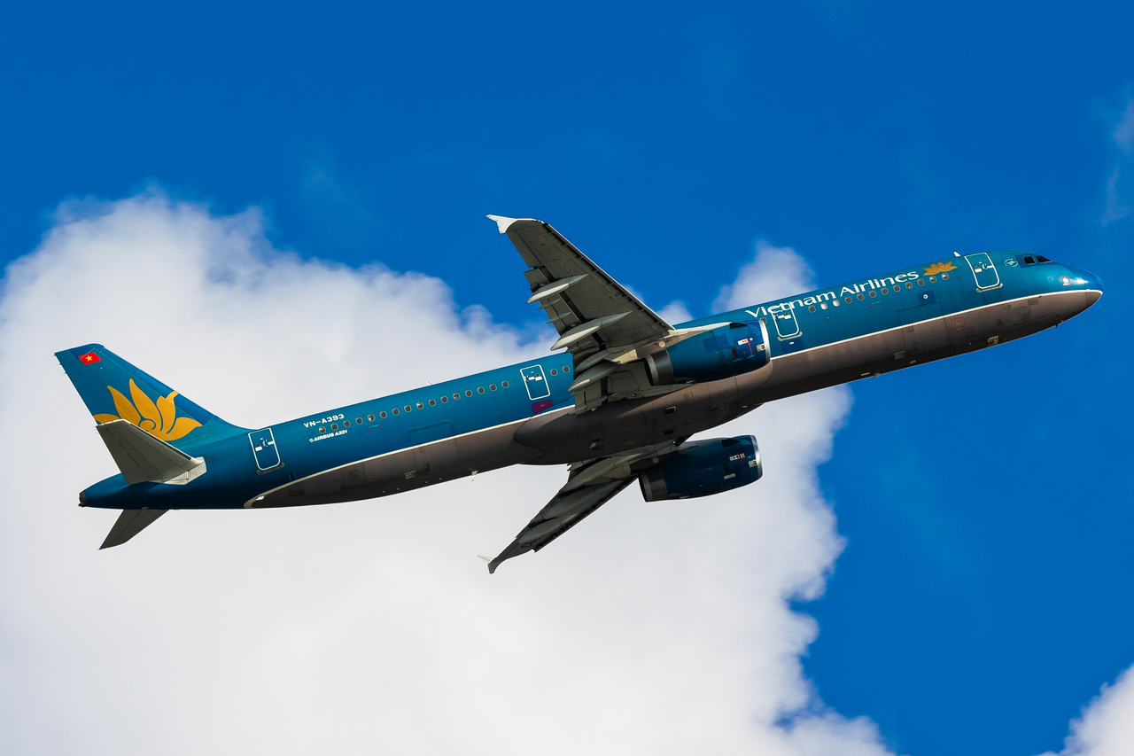 Full size: Vietnam Airlines Airbus A321-200 VN-A393 at Hong Kong International Airport